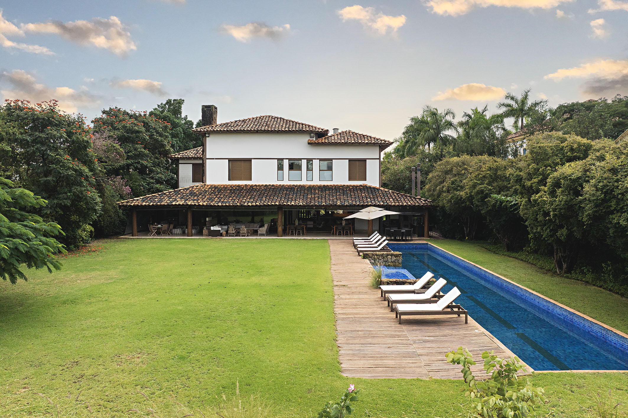  Farmhouse-Style Residence with Permanent Views of the Golf Course - 物件實景