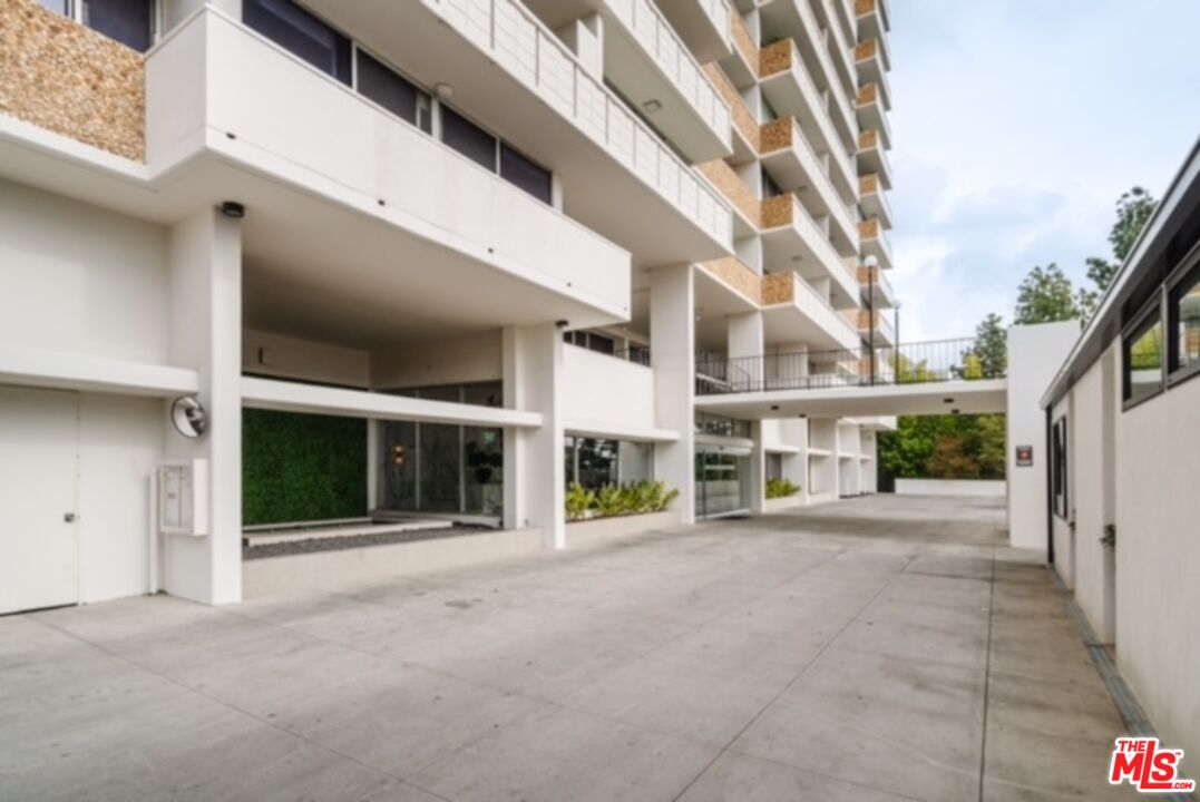 West Hollywood, California, 90069, United States, 1 Bedroom Bedrooms, ,1 BathroomBathrooms,Residential,For Sale,1891837