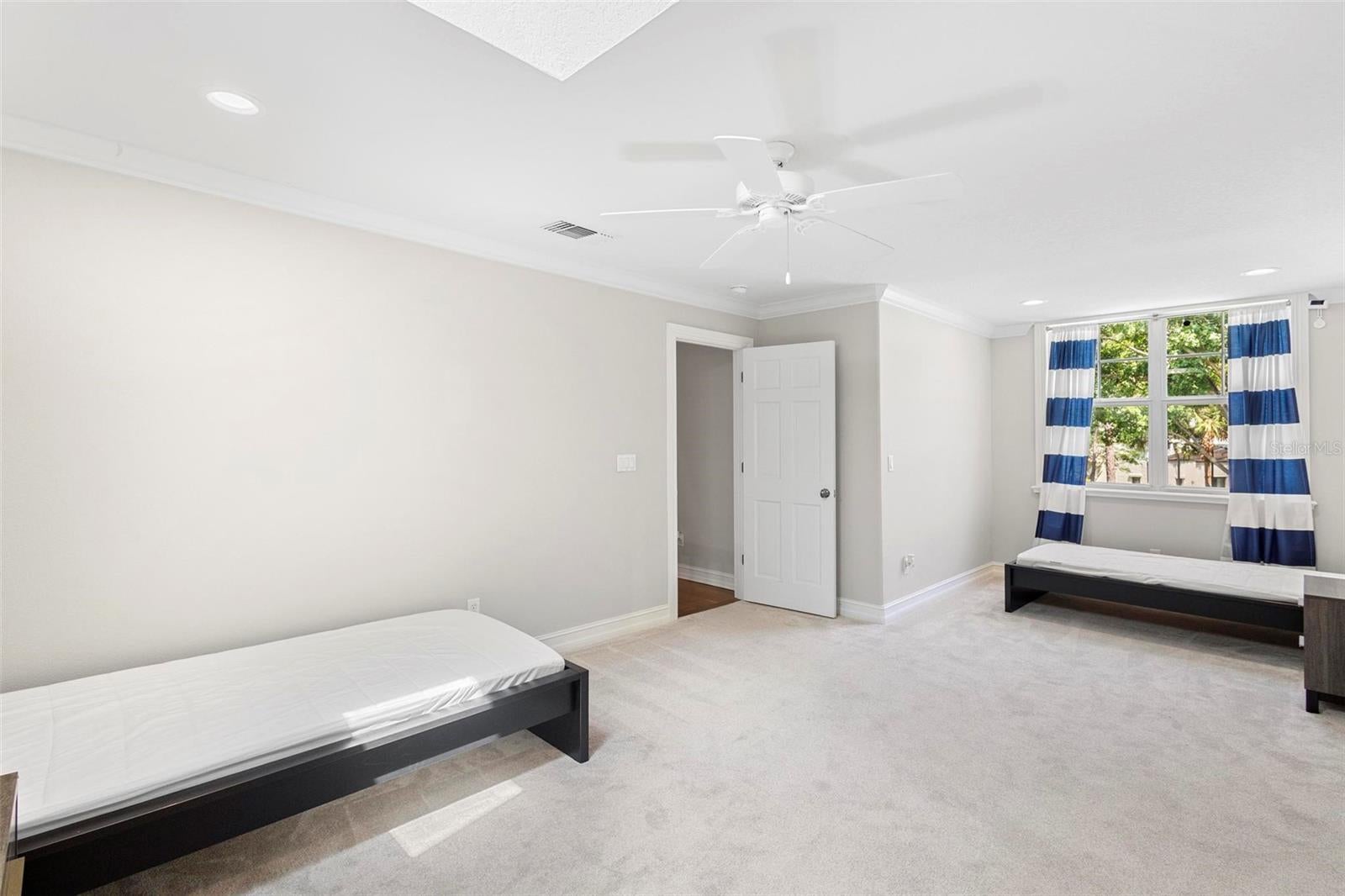 ORLANDO, Florida, 32827, United States, 3 Bedrooms Bedrooms, ,5 BathroomsBathrooms,Residential,For Sale,1825170
