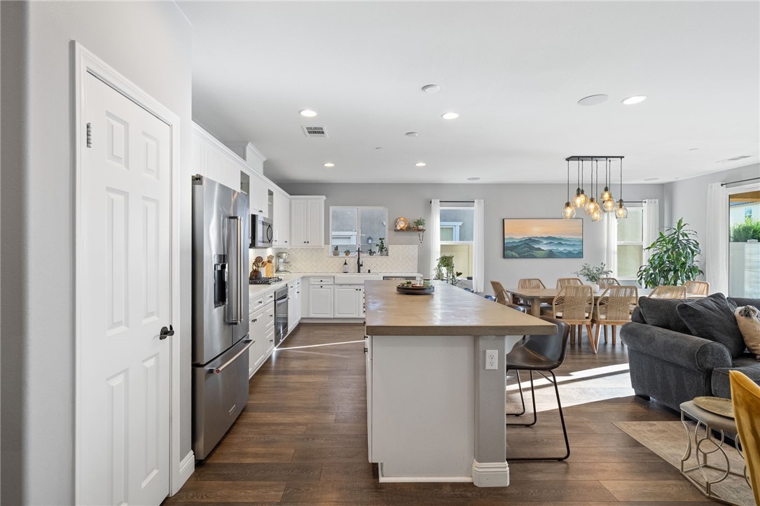 Murrieta, California, 92563, United States, 3 Bedrooms Bedrooms, ,2 BathroomsBathrooms,Residential,For Sale,1987315