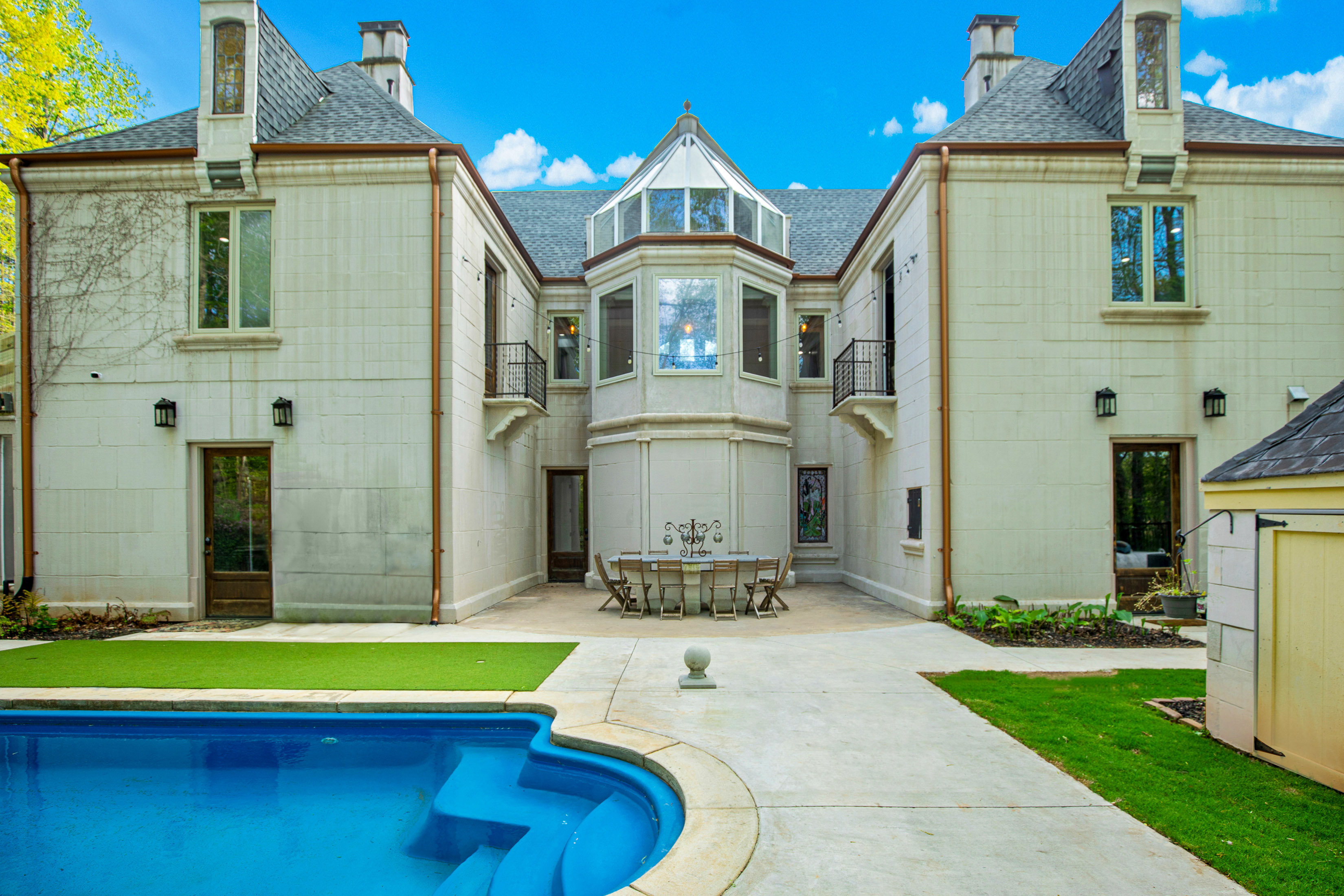  Secluded Sophistication on Over Six Acres with Winding Creek - 物件實景