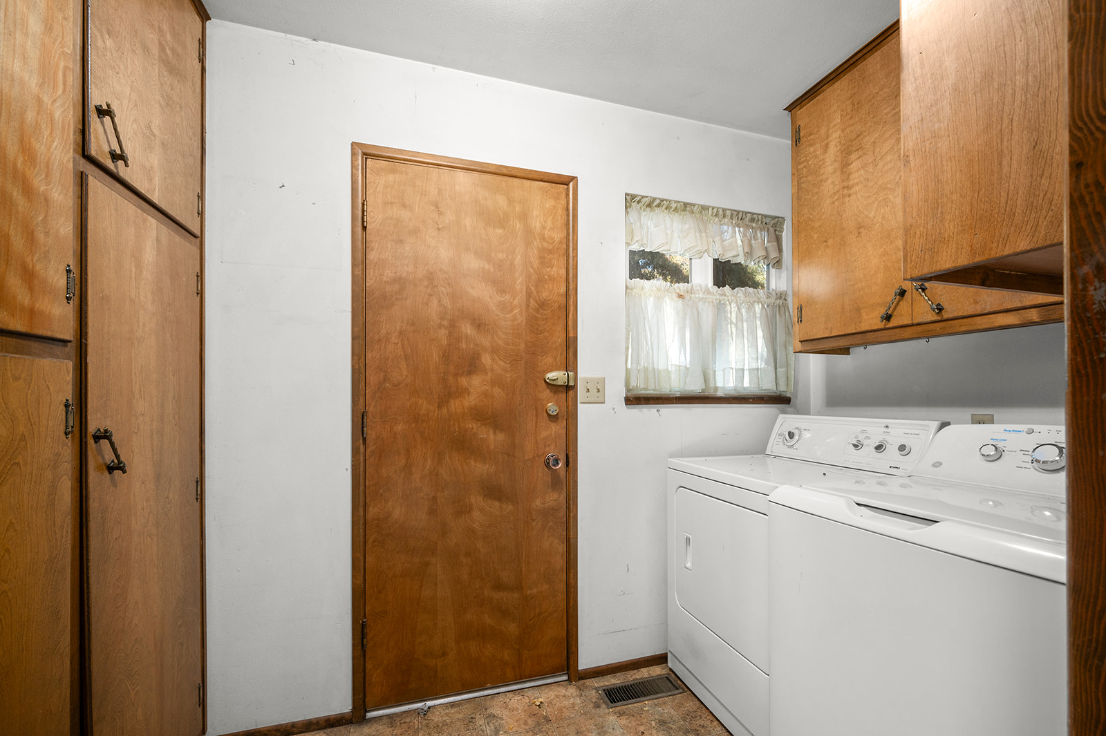 Big Bear City, California, 92314, United States, 4 Bedrooms Bedrooms, ,3 BathroomsBathrooms,Residential,For Sale,2000367