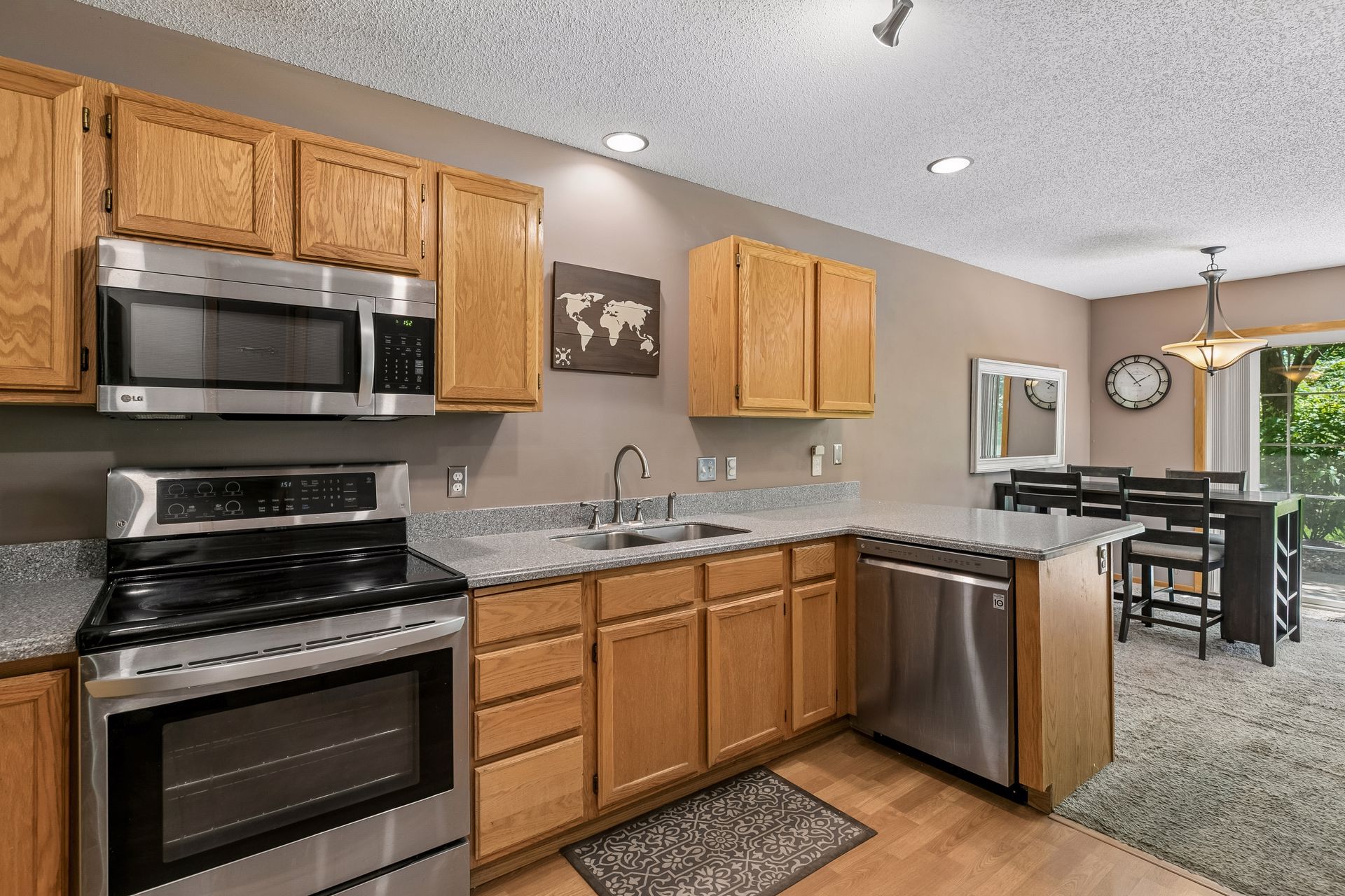  Private Woodland Townhome Near Parks and Recreation - 物件實景