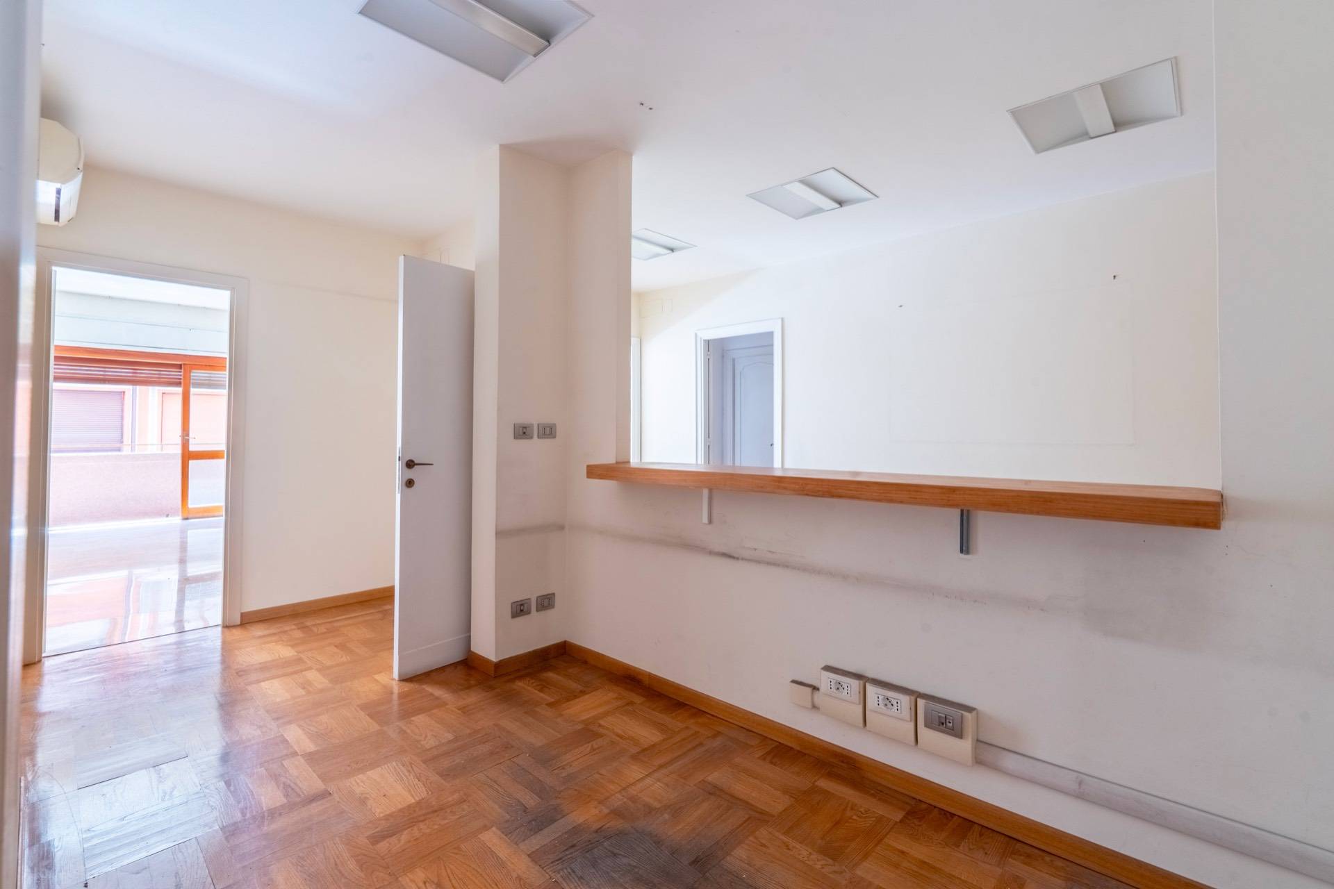 Roma, Roma, 00100, IT, 4 Bedrooms Bedrooms, ,2 BathroomsBathrooms,Residential,For Sale,1836935