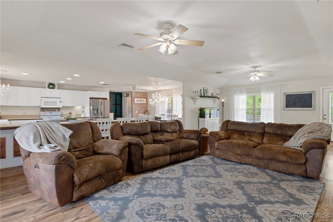 Crystal River, Florida, 34428, United States, 3 Bedrooms Bedrooms, ,3 BathroomsBathrooms,Residential,For Sale,1977079