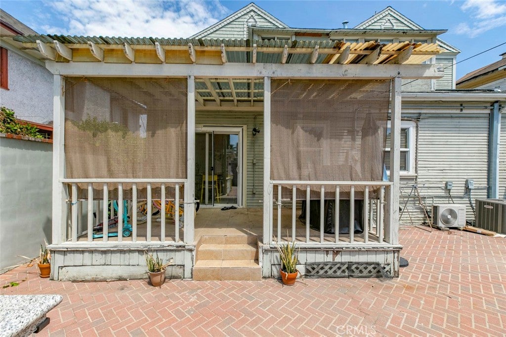 Los Angeles, California, 90006, United States, 5 Bedrooms Bedrooms, ,2 BathroomsBathrooms,Residential,For Sale,1940341