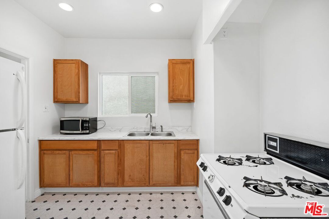 827 Lucile Ave, Los Angeles, California, 90026, United States, 6 Bedrooms Bedrooms, ,Residential,For Sale,827 Lucile Ave,1626659