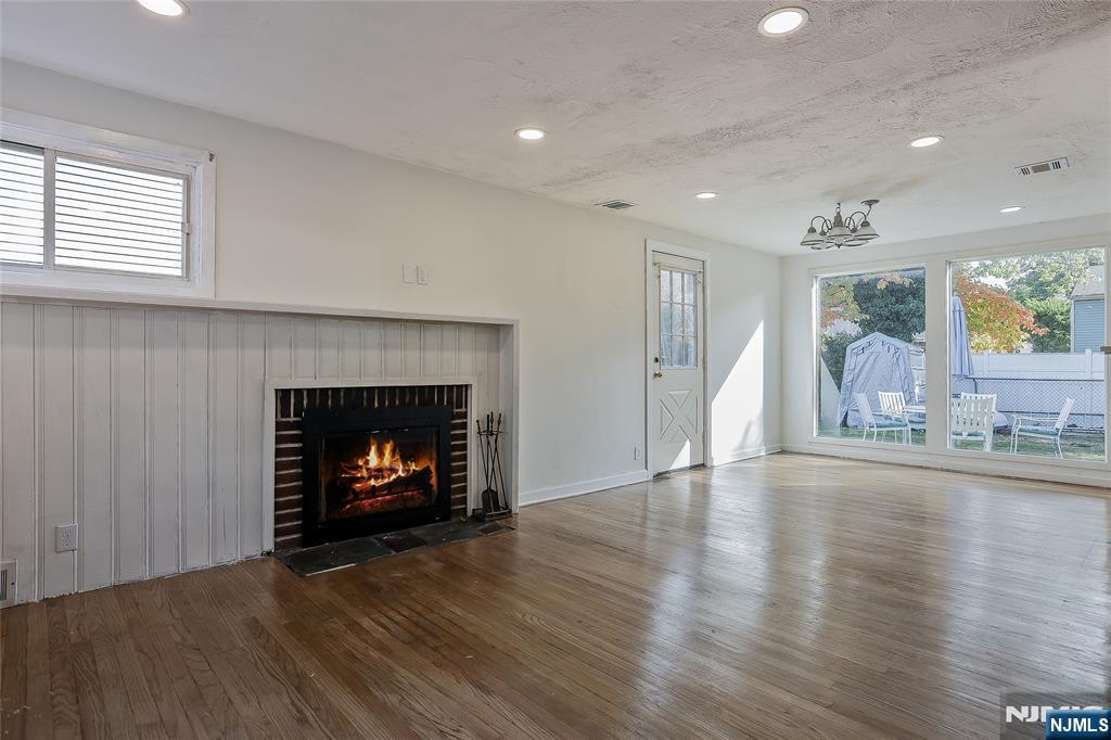 Waldwick, New Jersey, 07463, United States, 3 Bedrooms Bedrooms, ,3 BathroomsBathrooms,Residential,For Sale,1992926