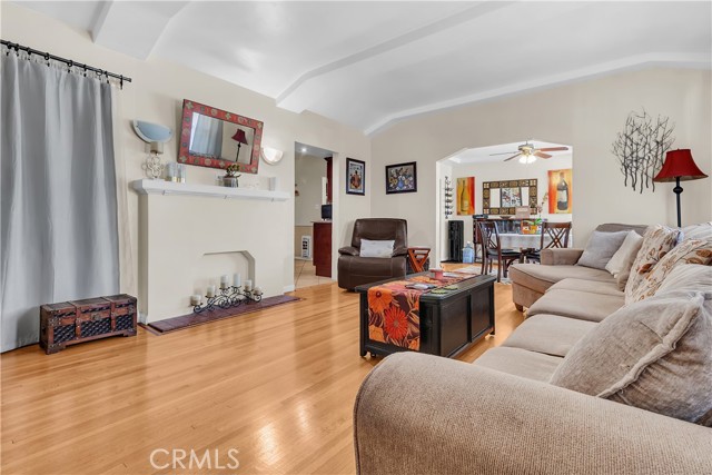 Huntington Park, California, 90255, United States, 4 Bedrooms Bedrooms, ,Residential,For Sale,1987109