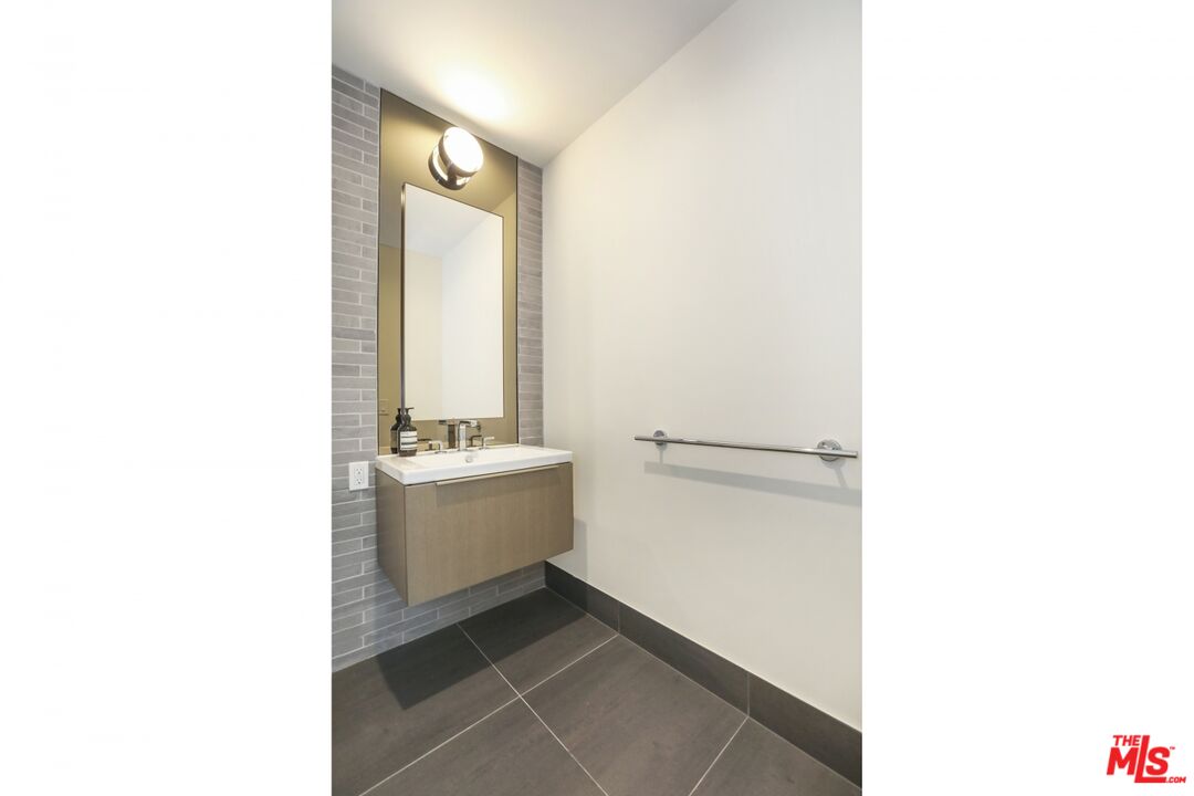 Los Angeles, California, 90017, United States, 1 Bedroom Bedrooms, ,2 BathroomsBathrooms,Residential,For Sale,1987856