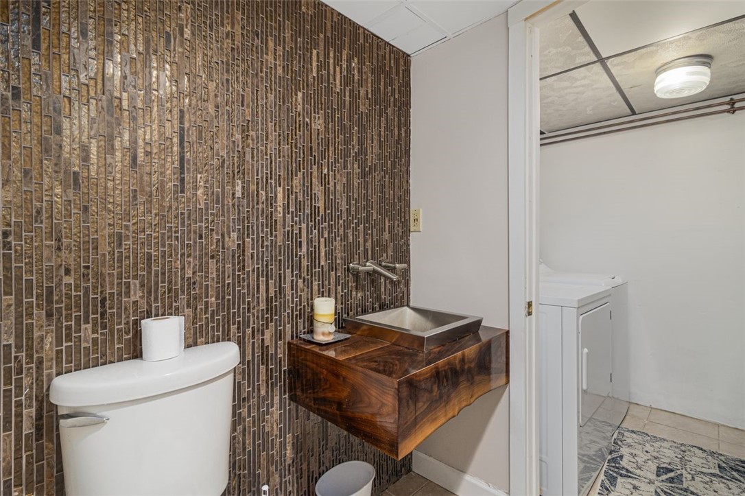 Cranston, Rhode Island, 02921, United States, 3 Bedrooms Bedrooms, ,2 BathroomsBathrooms,Residential,For Sale,1996913