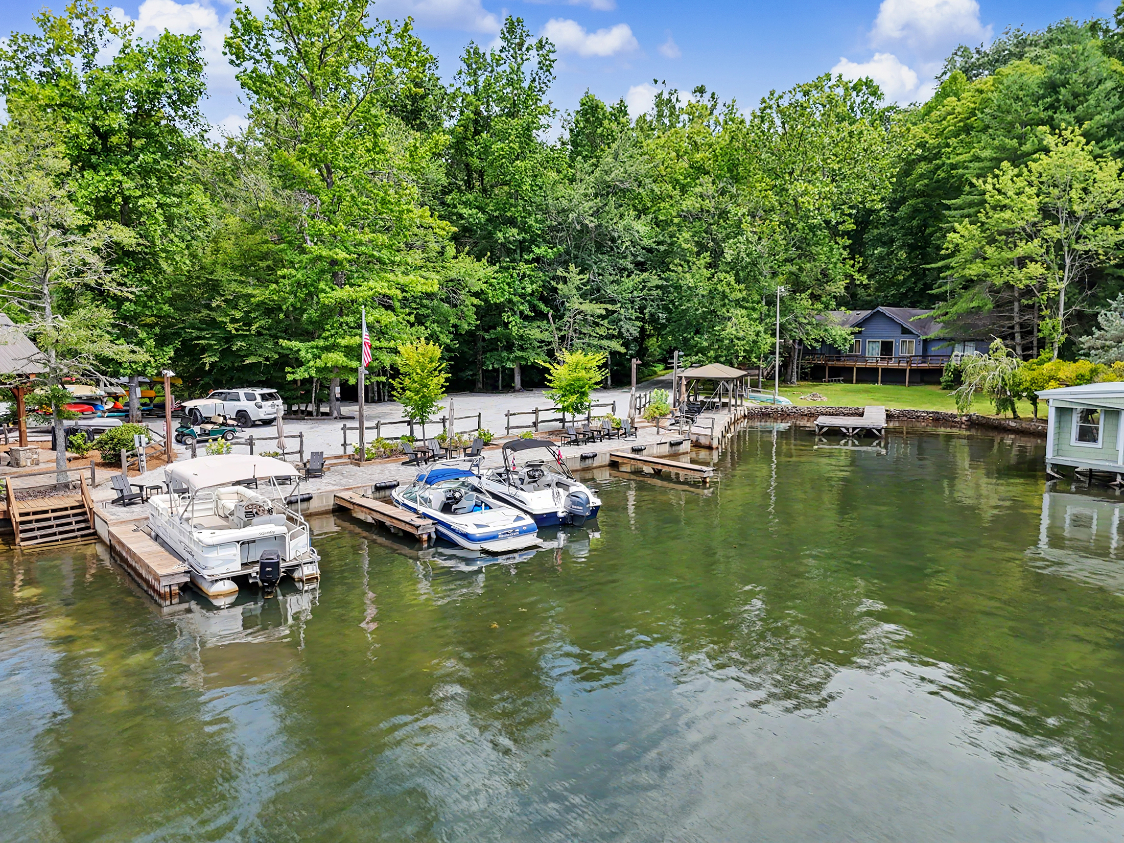  Inviting Cottage Blends a Scenic Mountain Retreat and Easy Lake Living - 物件實景