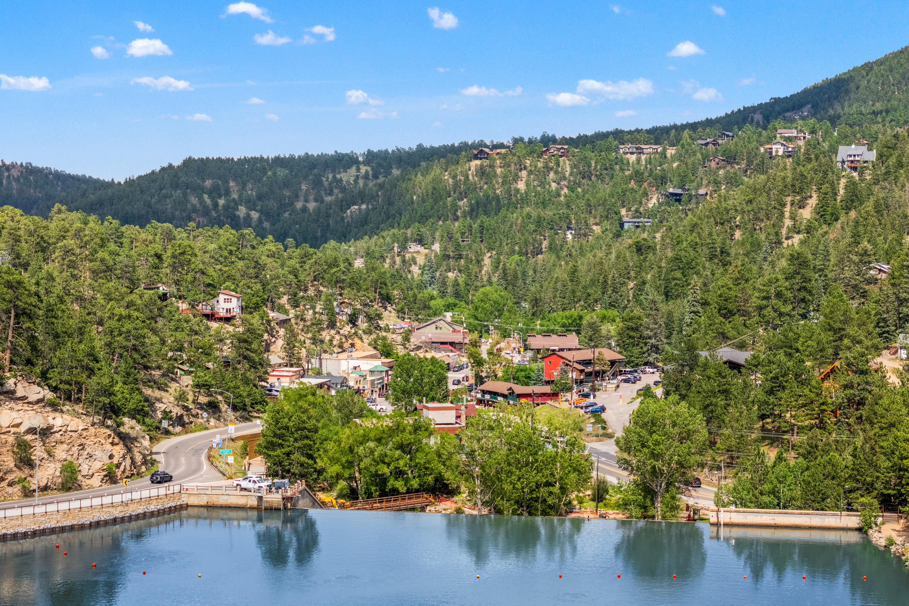  Rare Opportunity to Own 2 Homes Just Steps Away from Coveted Evergreen Lake - 物件實景