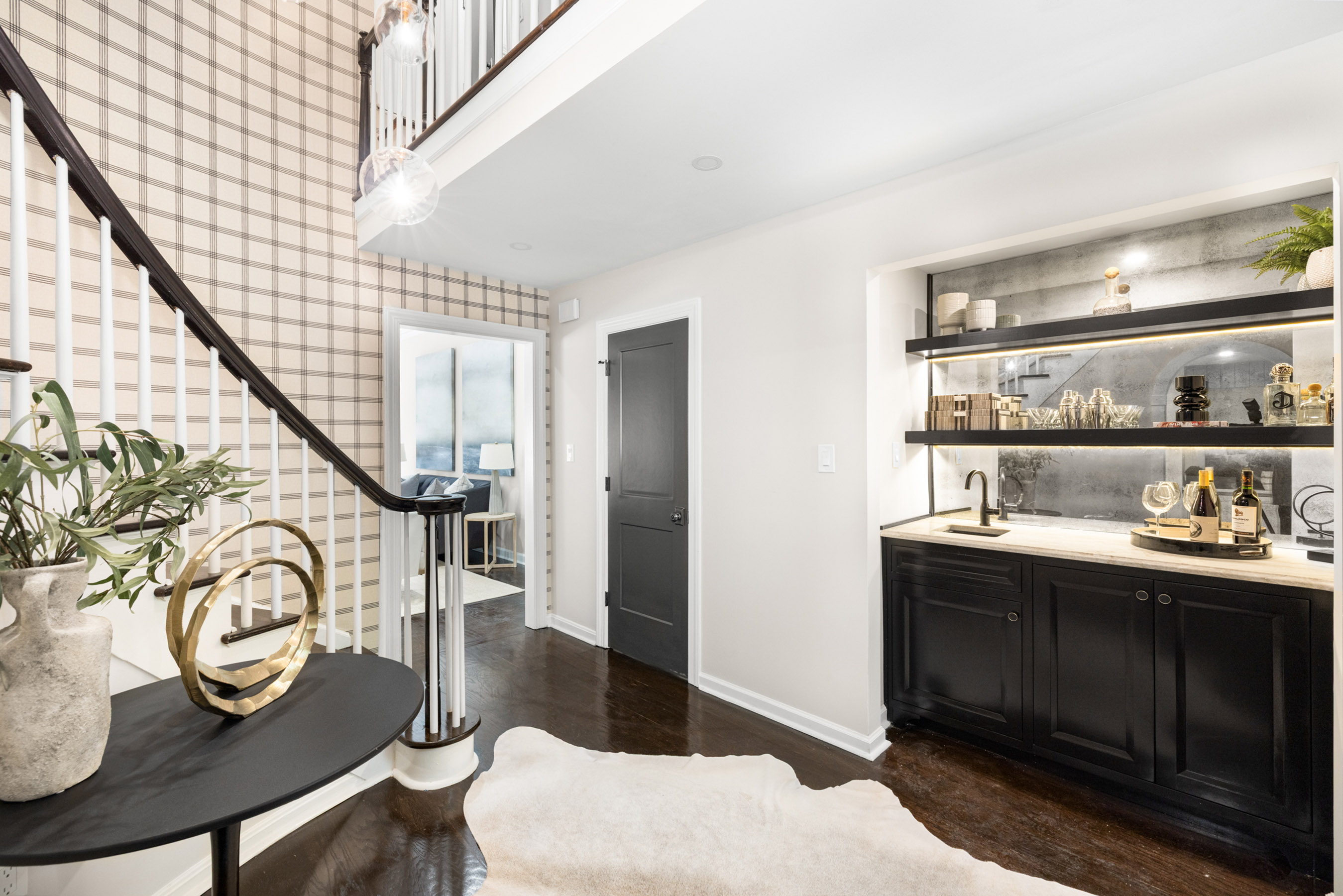  Meticulous Top to Bottom Renovation in Mooregate Square - 物件實景