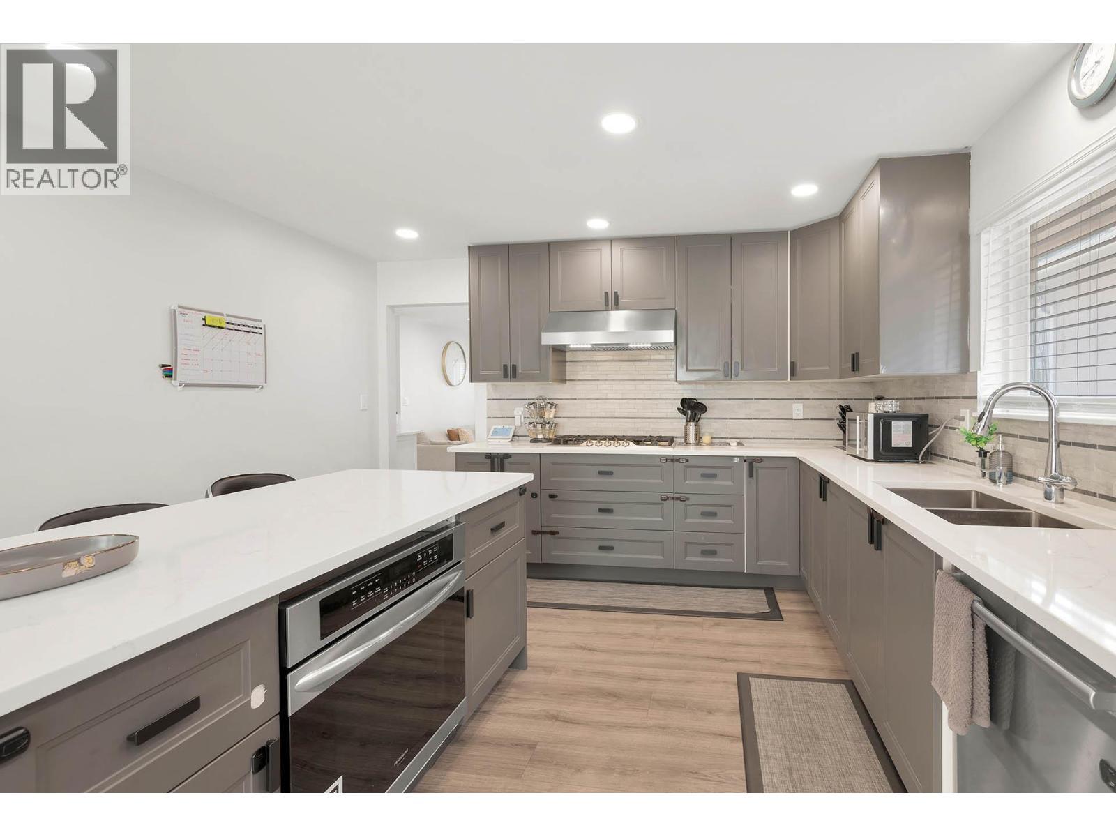 KAMLOOPS, British Columbia, V1S 1W2, CA, 6 Bedrooms Bedrooms, ,4 BathroomsBathrooms,Residential,For Sale,1950563