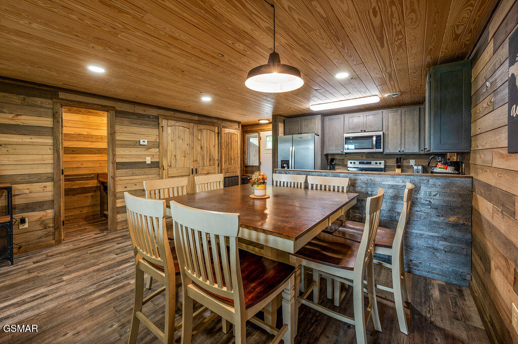 Sevierville, Tennessee, 37876, United States, 4 Bedrooms Bedrooms, ,6 BathroomsBathrooms,Residential,For Sale,2008845