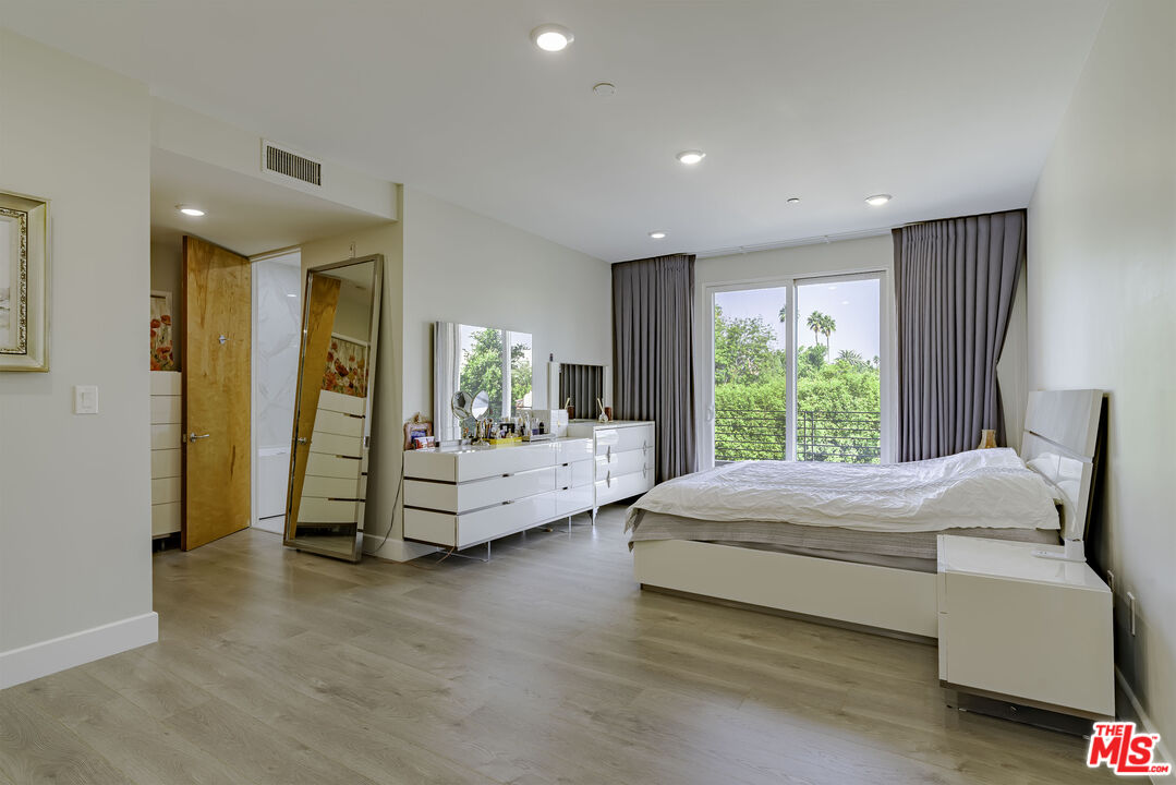 Los Angeles, California, 90010, United States, 3 Bedrooms Bedrooms, ,3 BathroomsBathrooms,Residential,For Sale,1992003