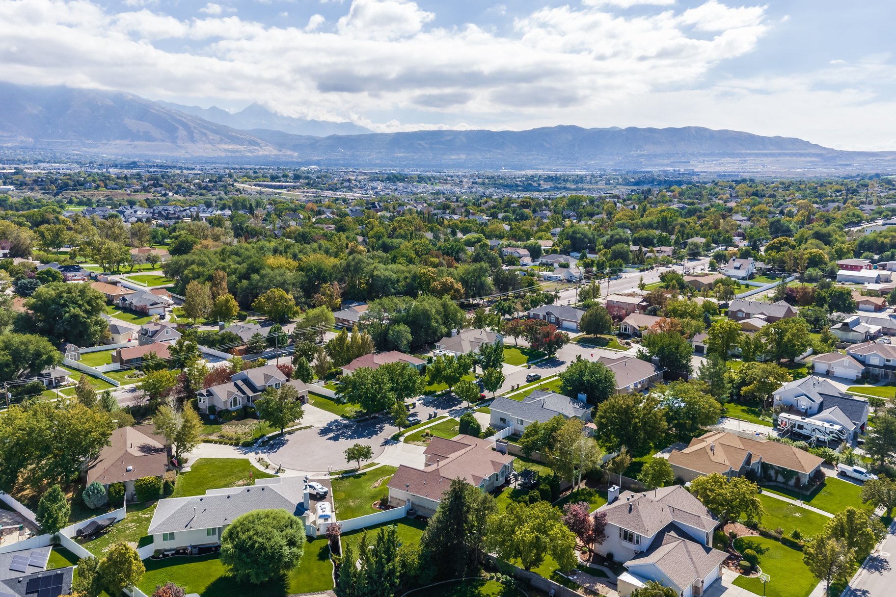  Multigenerational Living in South Jordan: 5 Beds, 2 Kitchens, 0.33-Acre Lot - 物件實景