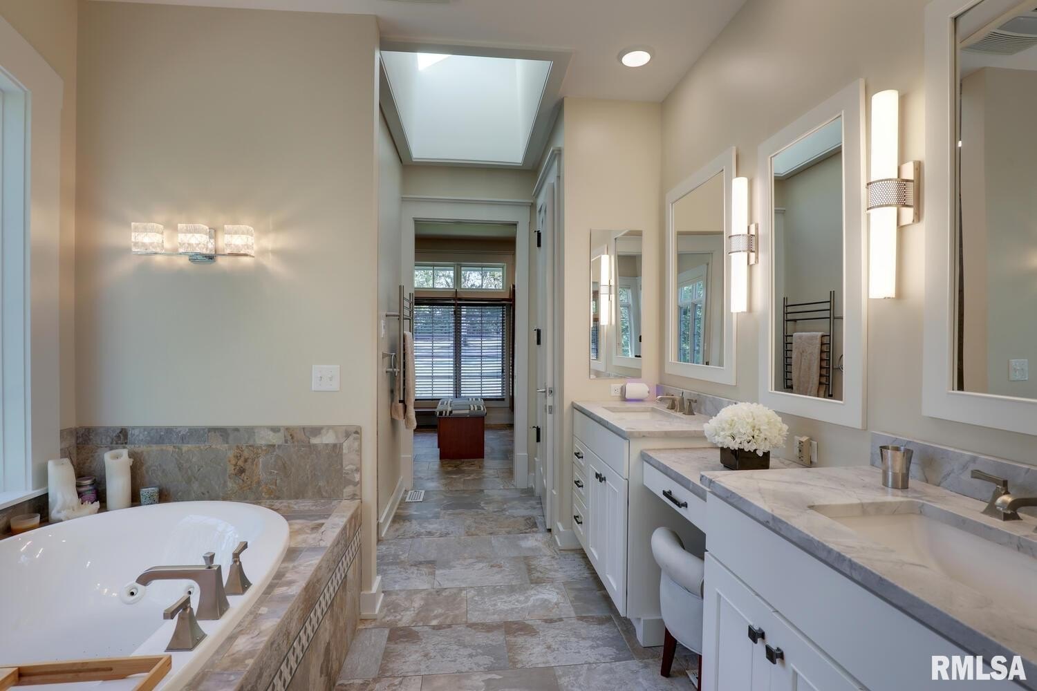 Macomb, Illinois, 61455, United States, 6 Bedrooms Bedrooms, ,5 BathroomsBathrooms,Residential,For Sale,1982236