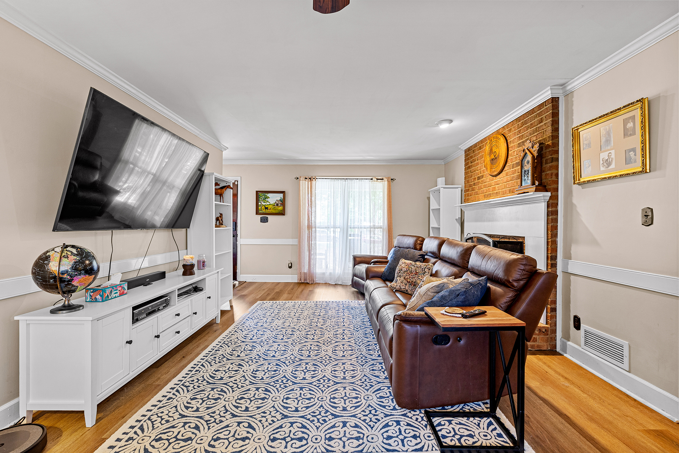  Beautiful Home with Backyard Retreat in Hillandale - 物件實景