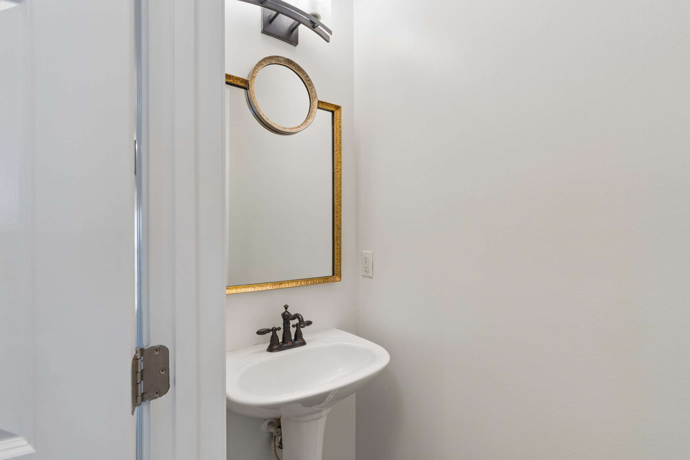  Beautifully Renovated Townhome in the Gated Liberty Park Community - 物件實景