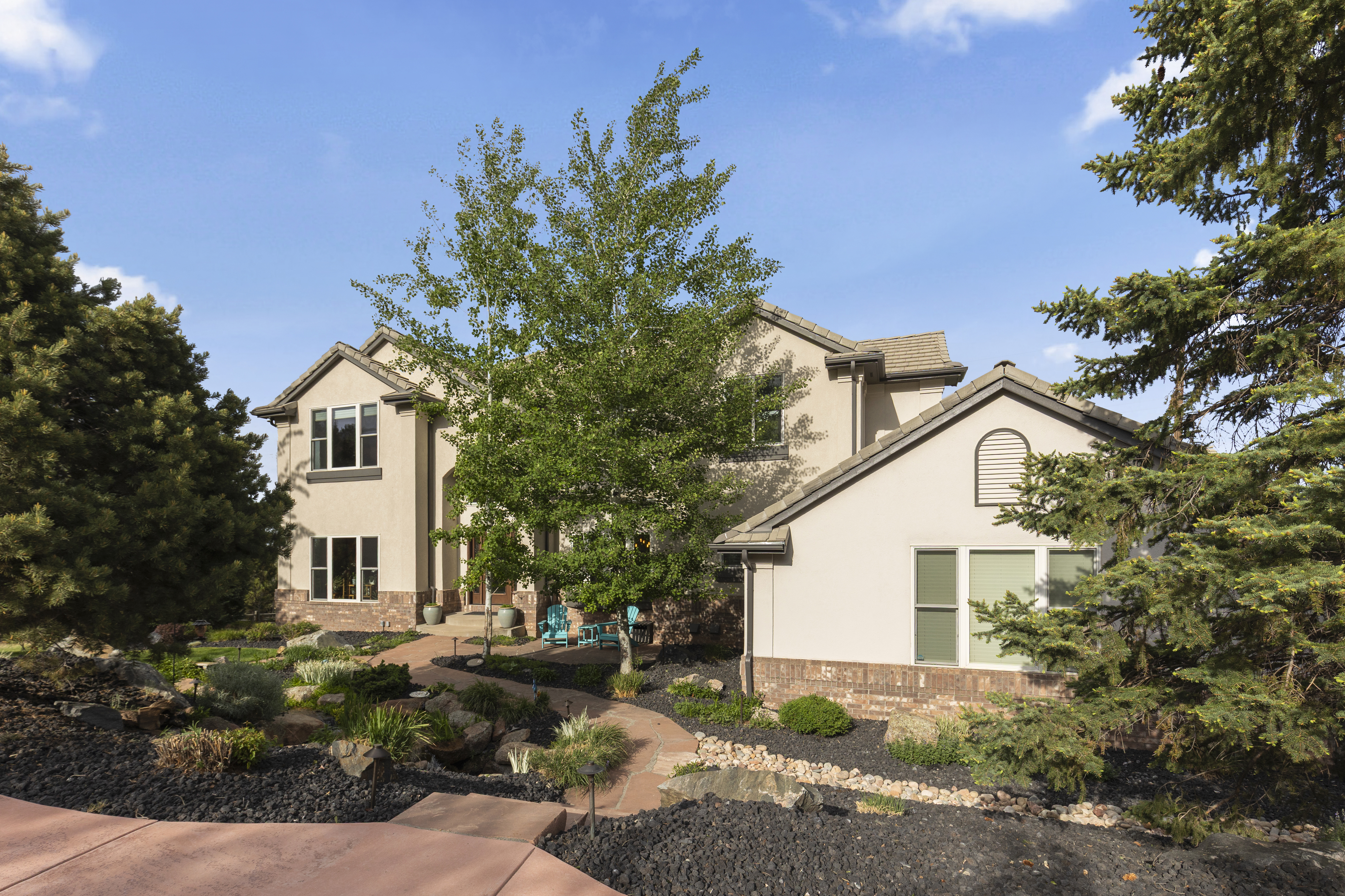 Stunning two-story walkout on a rare usable ¾-acre lot - 物件實景