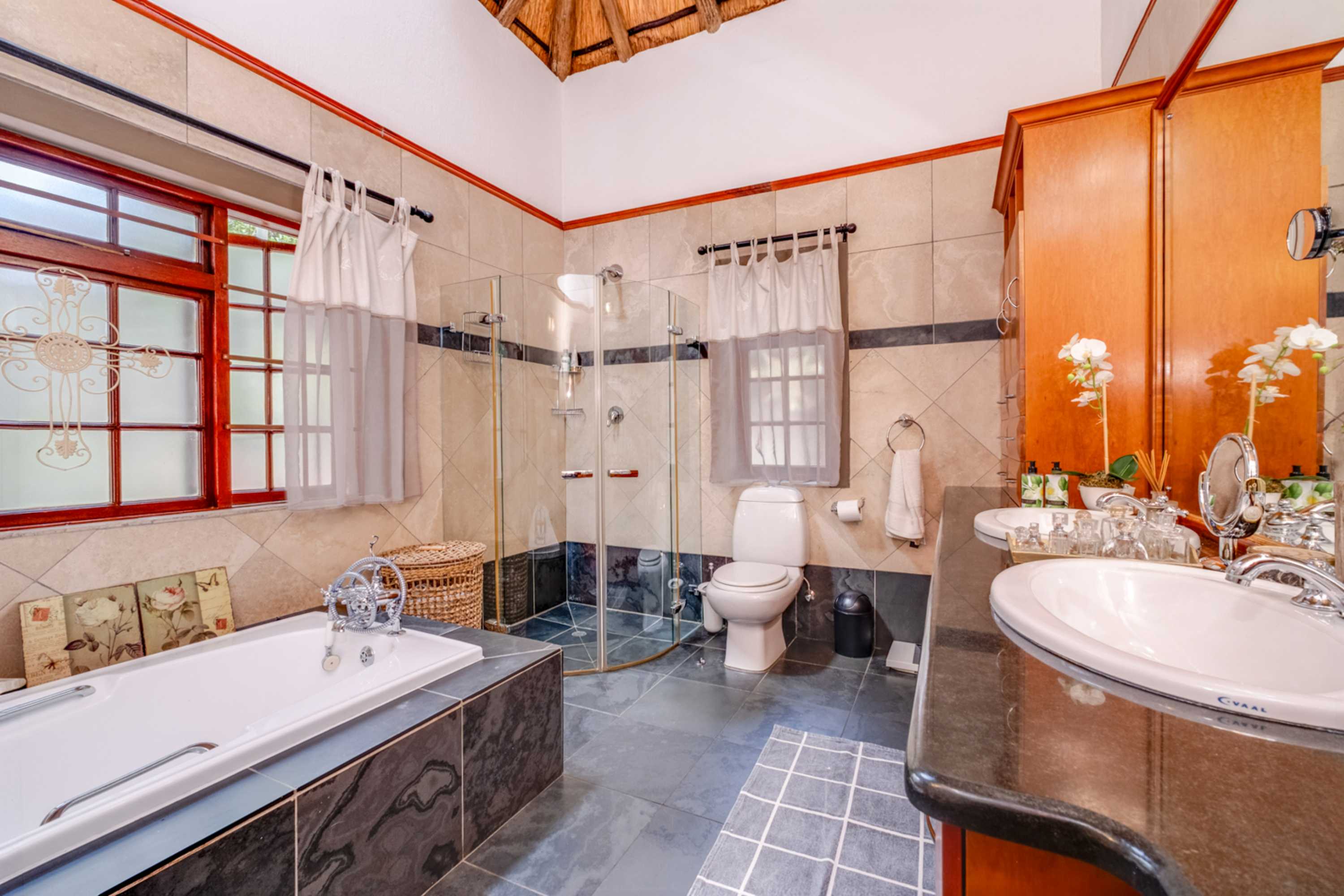  Modern Thatched Family Home For The Executive Buyer - 物件實景