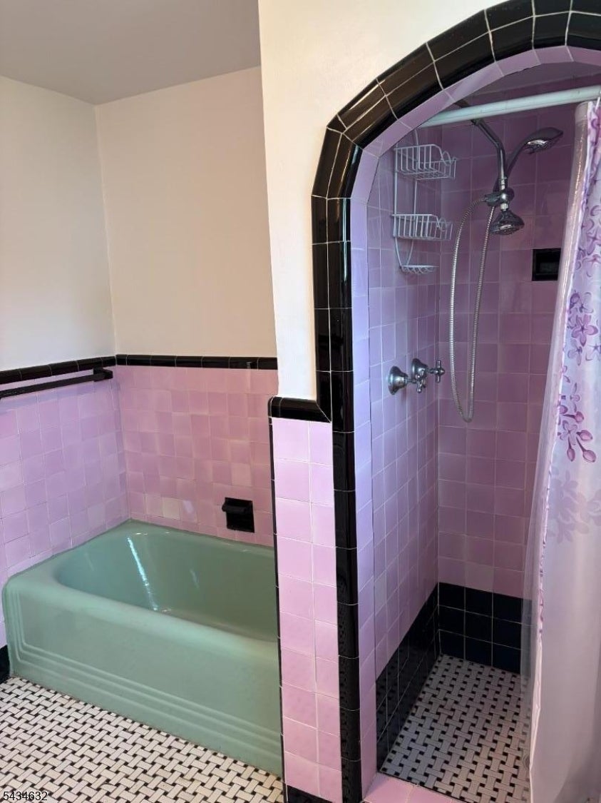 Bloomfield Twp., New Jersey, 07003, United States, 3 Bedrooms Bedrooms, ,1 BathroomBathrooms,Residential,For Sale,2048064