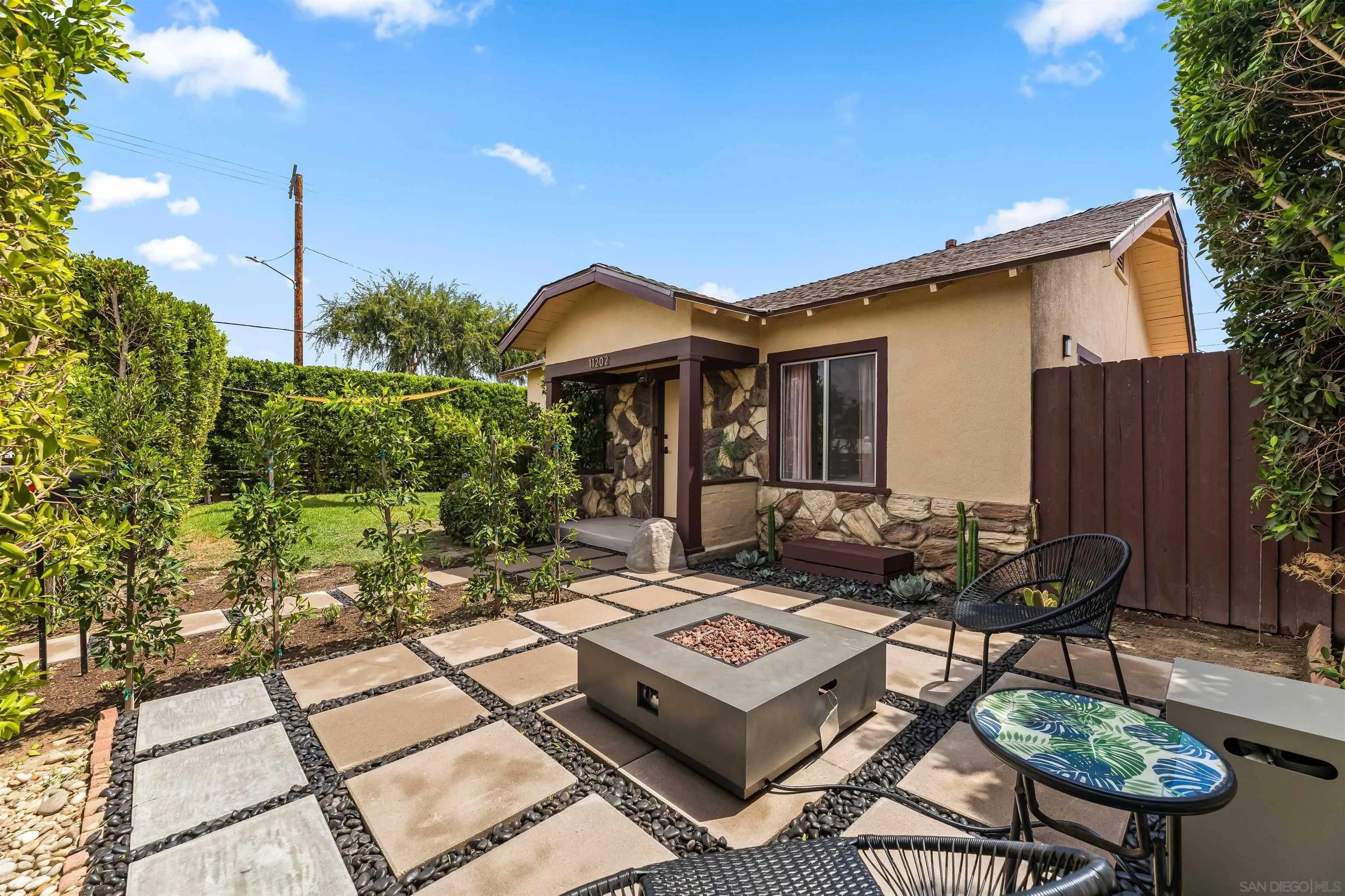 North Hollywood, California, 91601, United States, 2 Bedrooms Bedrooms, ,1 BathroomBathrooms,Residential,For Sale,1992001