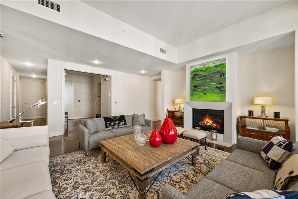 Los Angeles, California, 90024, United States, 2 Bedrooms Bedrooms, ,3 BathroomsBathrooms,Residential,For Sale,1829595