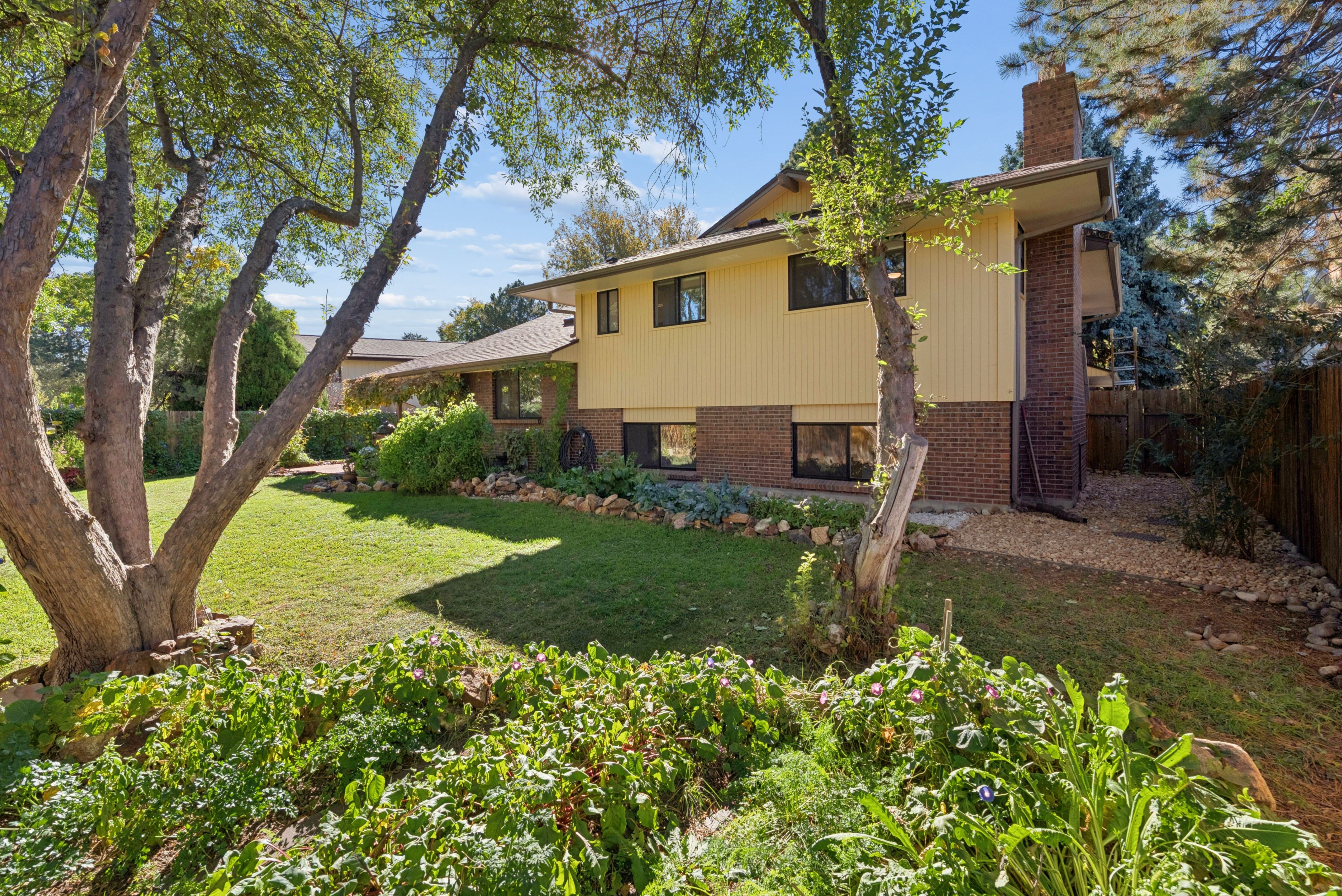  Beautifully refreshed home, tucked away on a quiet street & surrounded by trees - 物件實景