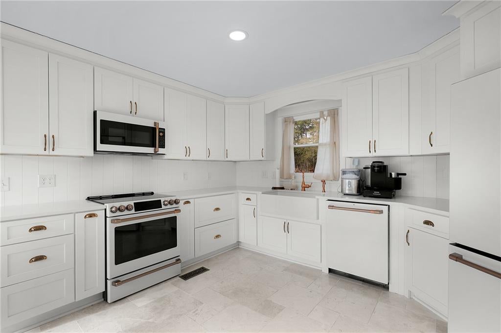 Calhoun, Georgia, 30701, United States, 4 Bedrooms Bedrooms, ,4 BathroomsBathrooms,Residential,For Sale,2005129