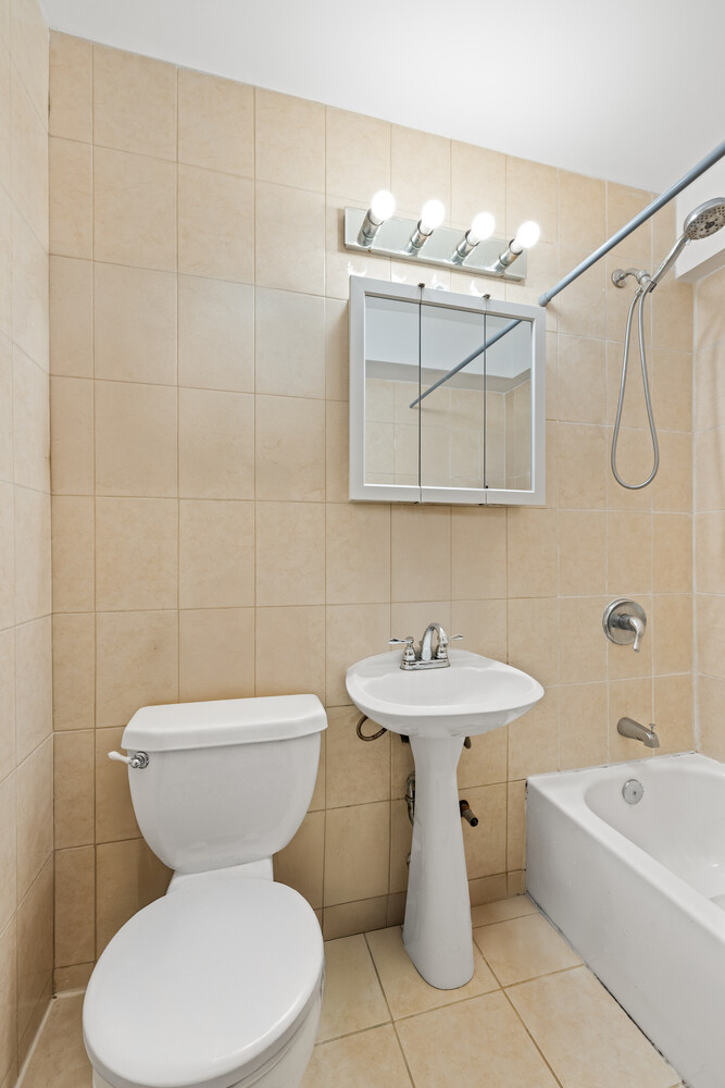 New York City, New York, 11374, United States, 2 Bedrooms Bedrooms, ,2 BathroomsBathrooms,Residential,For Sale,1948946
