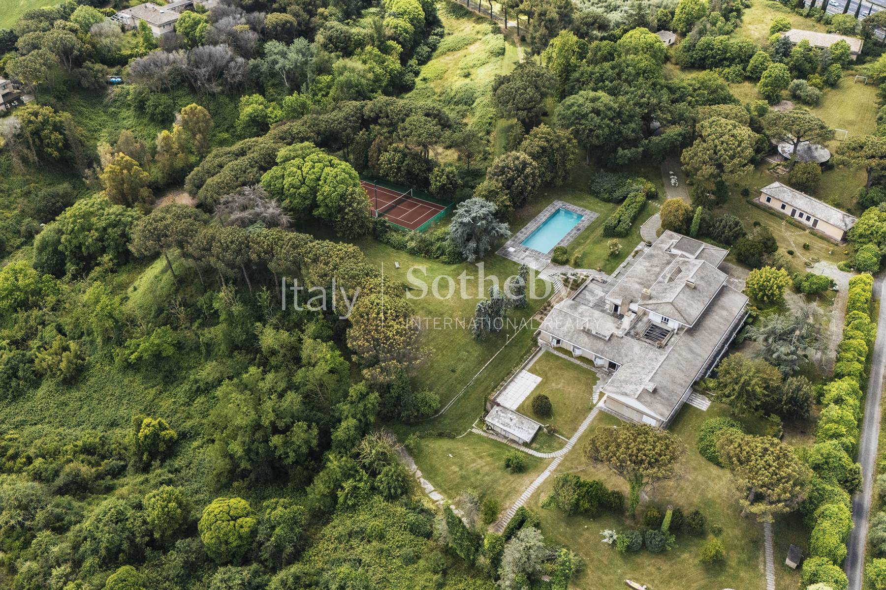  Iconic mansion immersed in a private park with pool - 物件實景