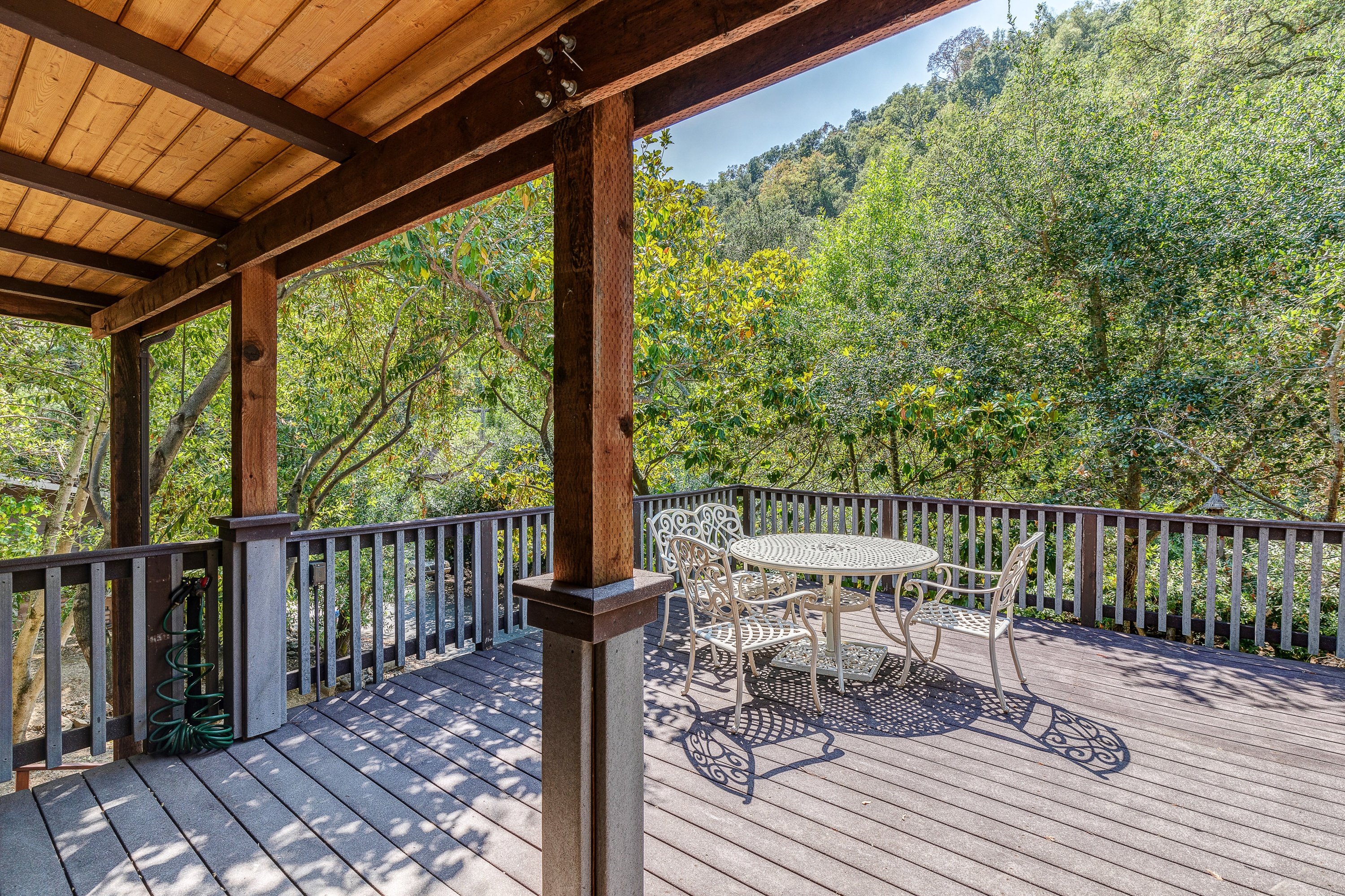  Hillside Haven with Panoramic Views and Modern Upgrades - 物件實景