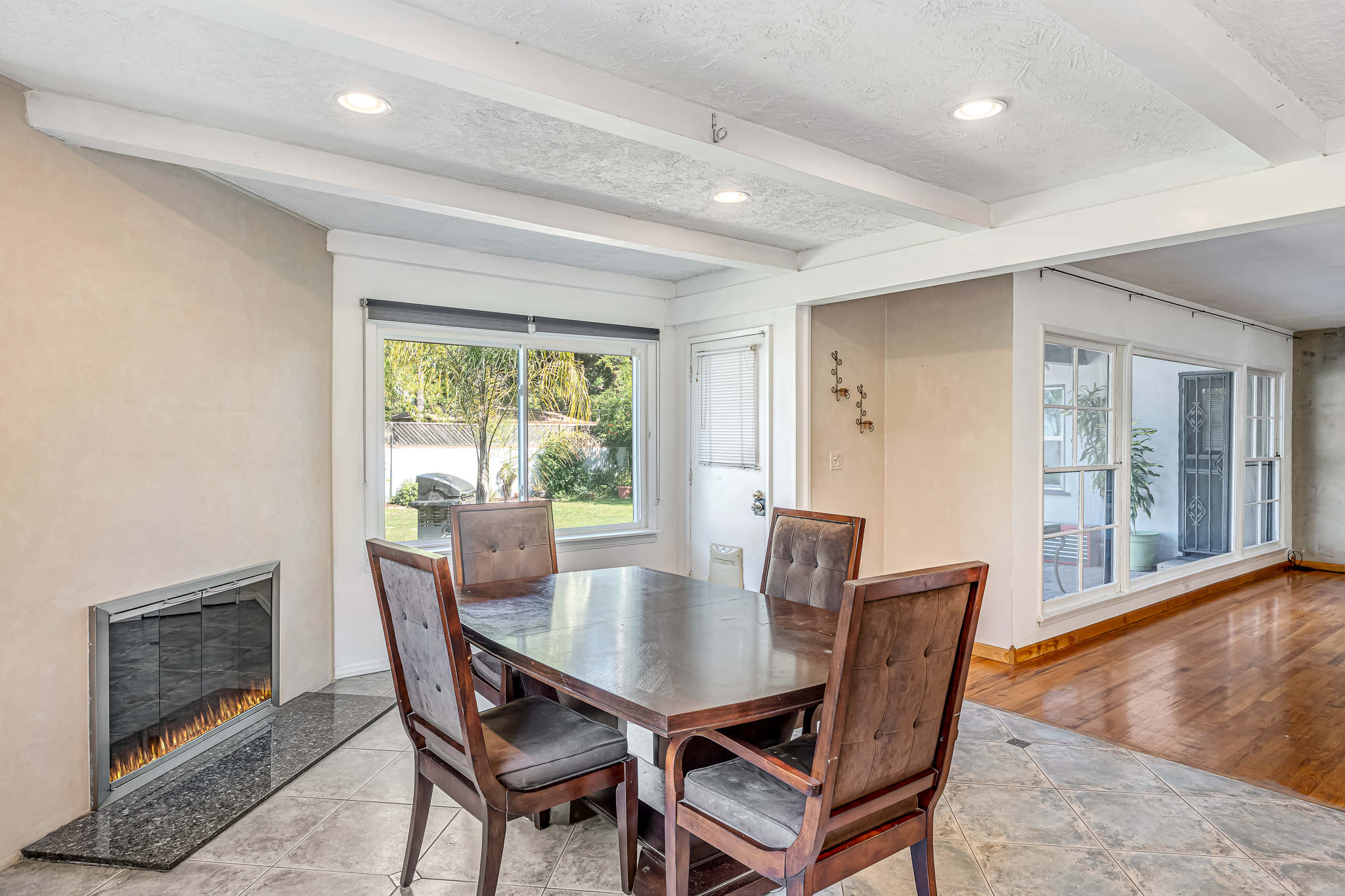  6626 Burnet Avenue - 物件實景