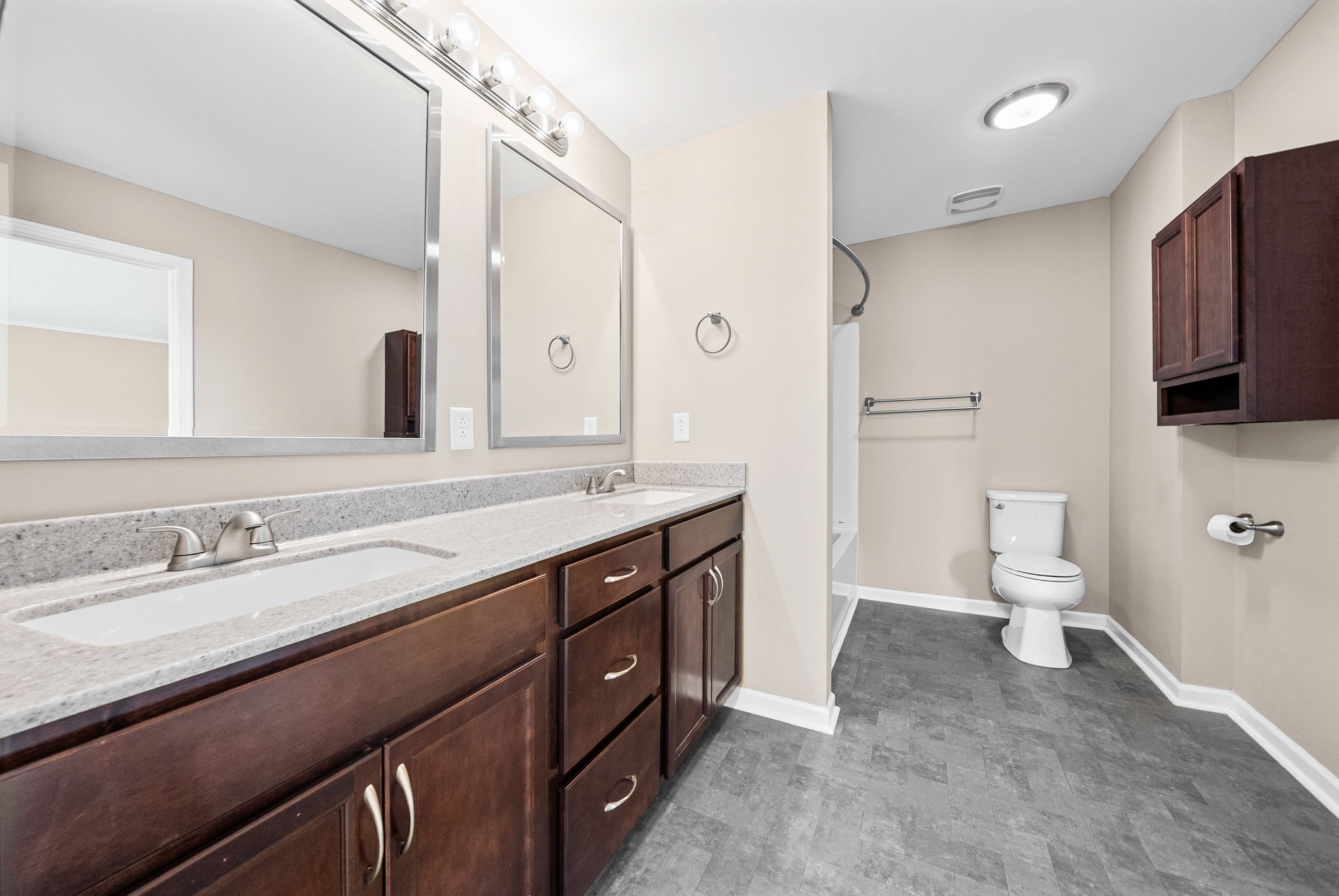 Clarksville, Tennessee, 37040, United States, 2 Bedrooms Bedrooms, ,2 BathroomsBathrooms,Residential,For Sale,2030332