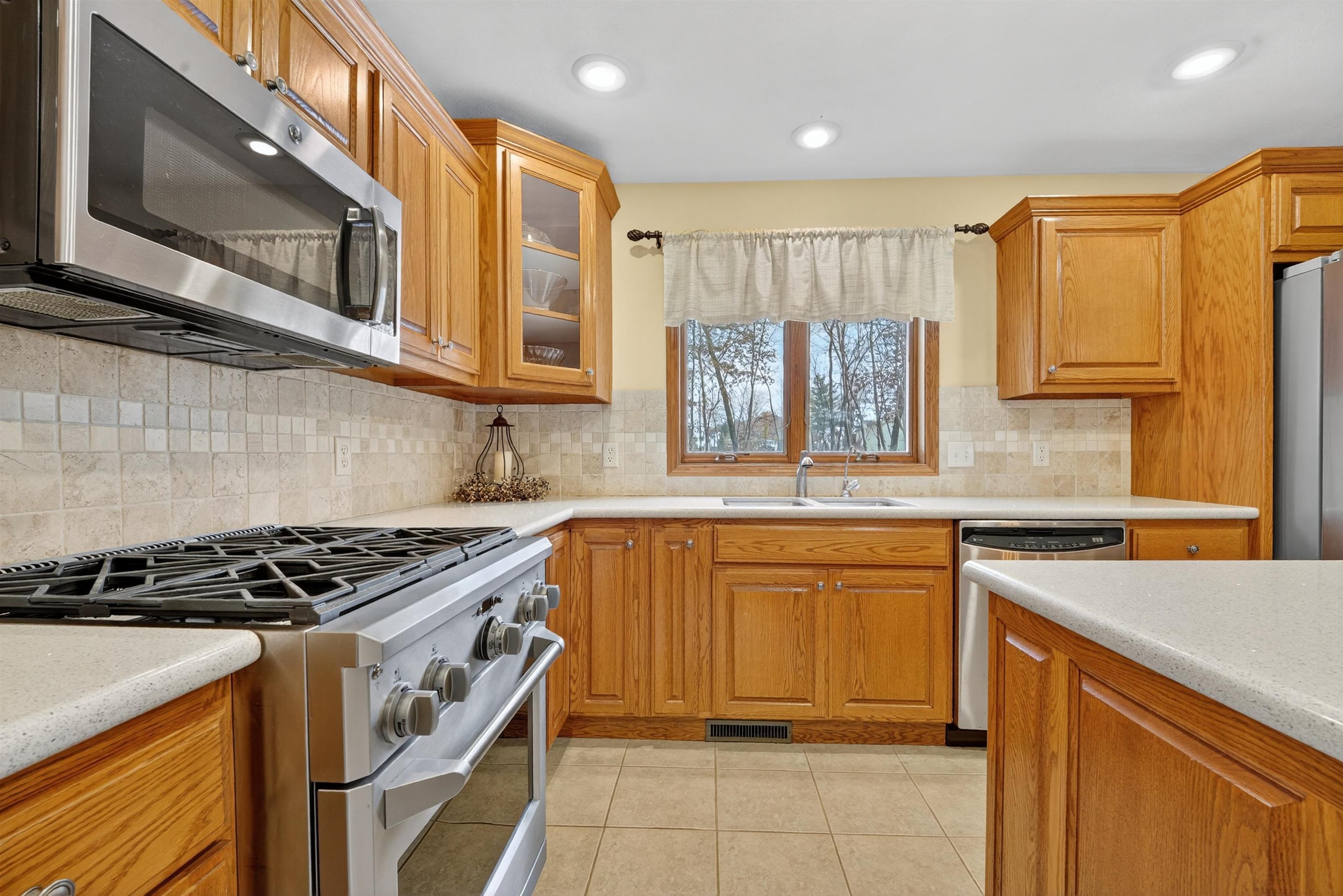 NEW LONDON, Wisconsin, 54961, United States, 3 Bedrooms Bedrooms, ,4 BathroomsBathrooms,Residential,For Sale,1996167