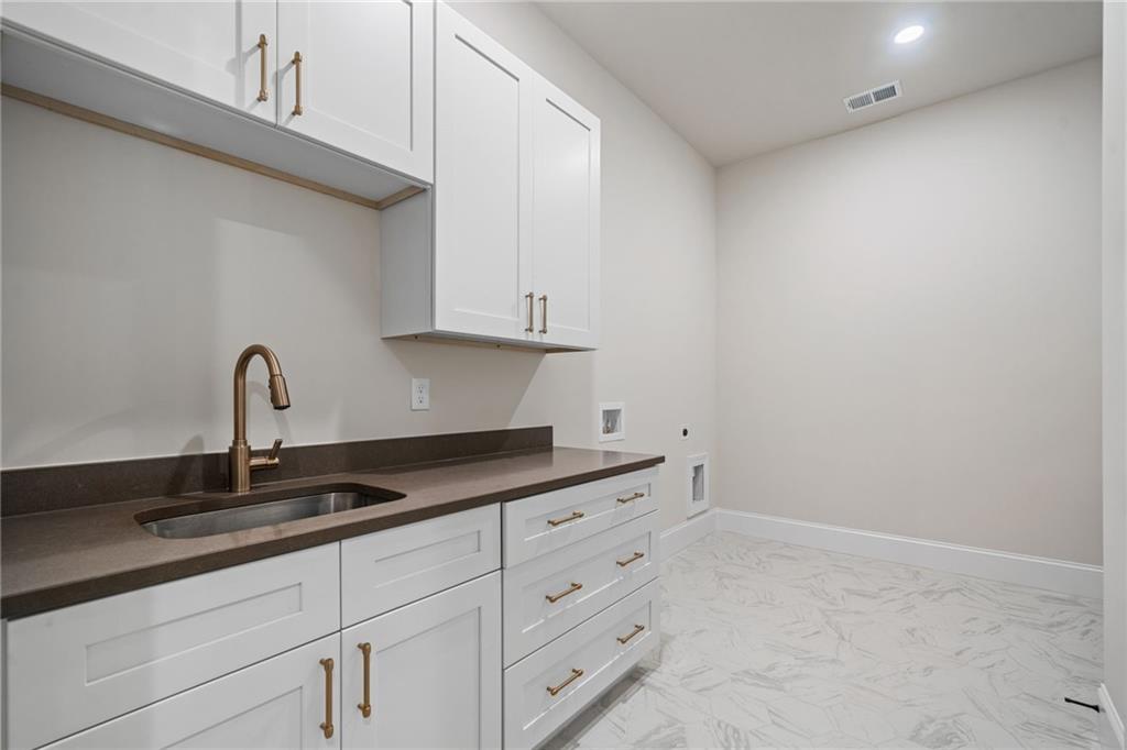 Gainesville, Georgia, 30506, United States, 4 Bedrooms Bedrooms, ,5 BathroomsBathrooms,Residential,For Sale,2008564