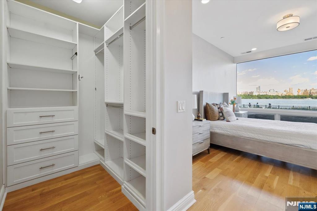 Edgewater, New Jersey, 07020, United States, 2 Bedrooms Bedrooms, ,2 BathroomsBathrooms,Residential,For Sale,1849063