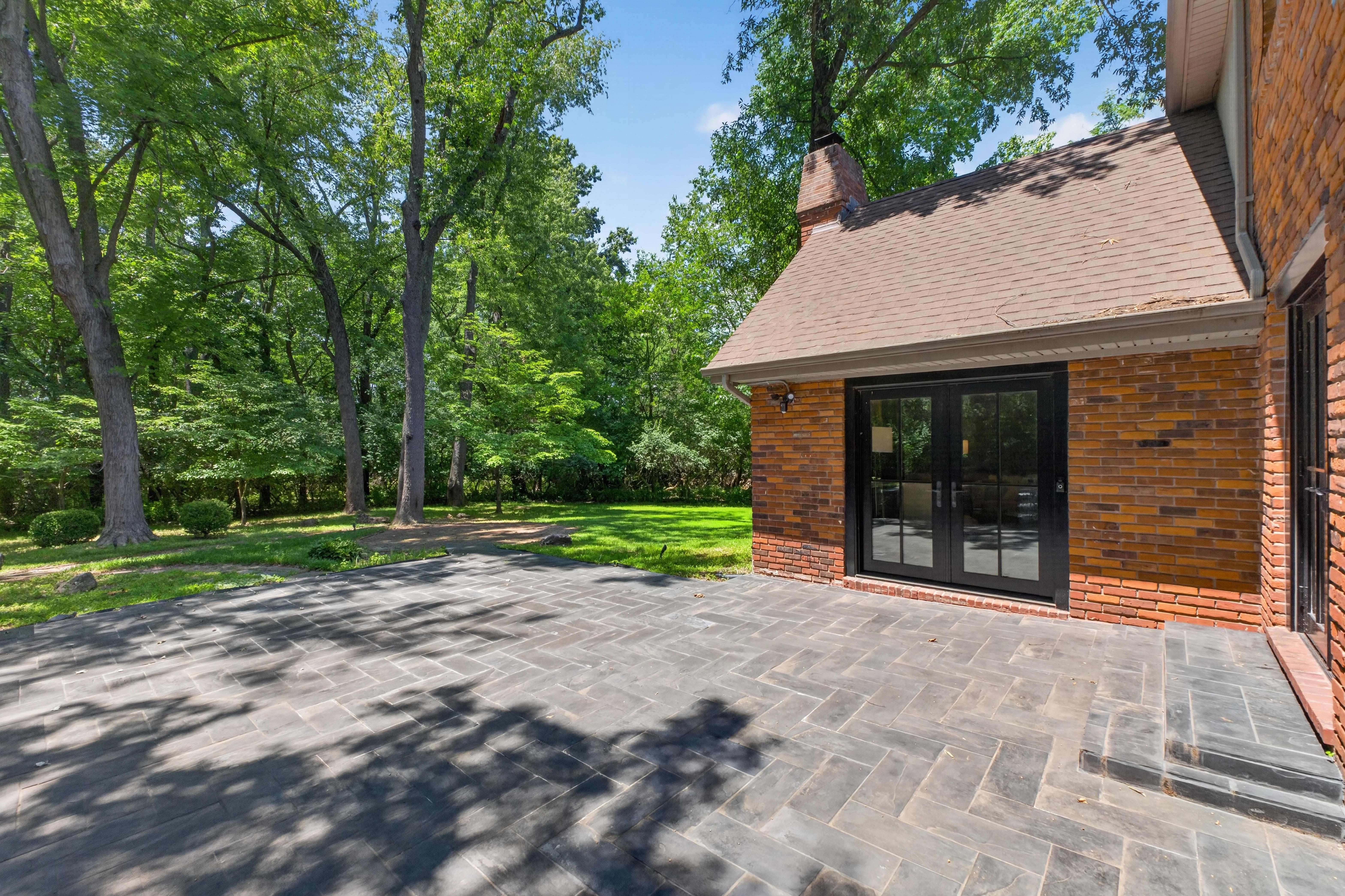  Elegant Brick Retreat on 1.5+ Acres with Modern Luxuries and Tranquil Living - 物件實景