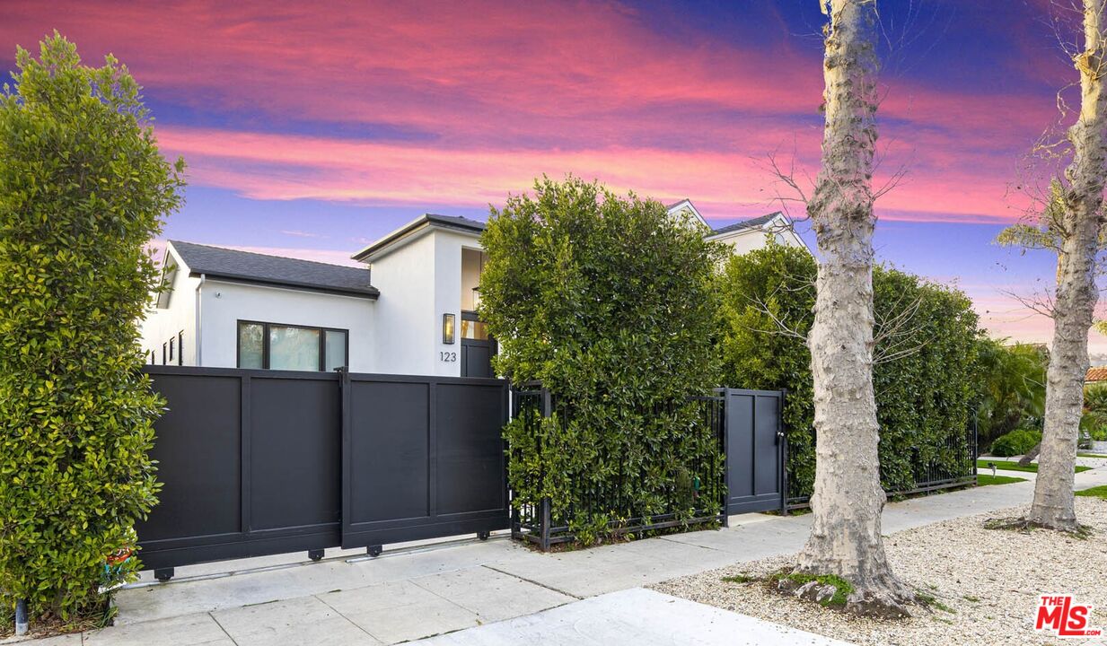 Los Angeles, California, 90048, United States, 4 Bedrooms Bedrooms, ,2 BathroomsBathrooms,Residential,For Sale,1962418