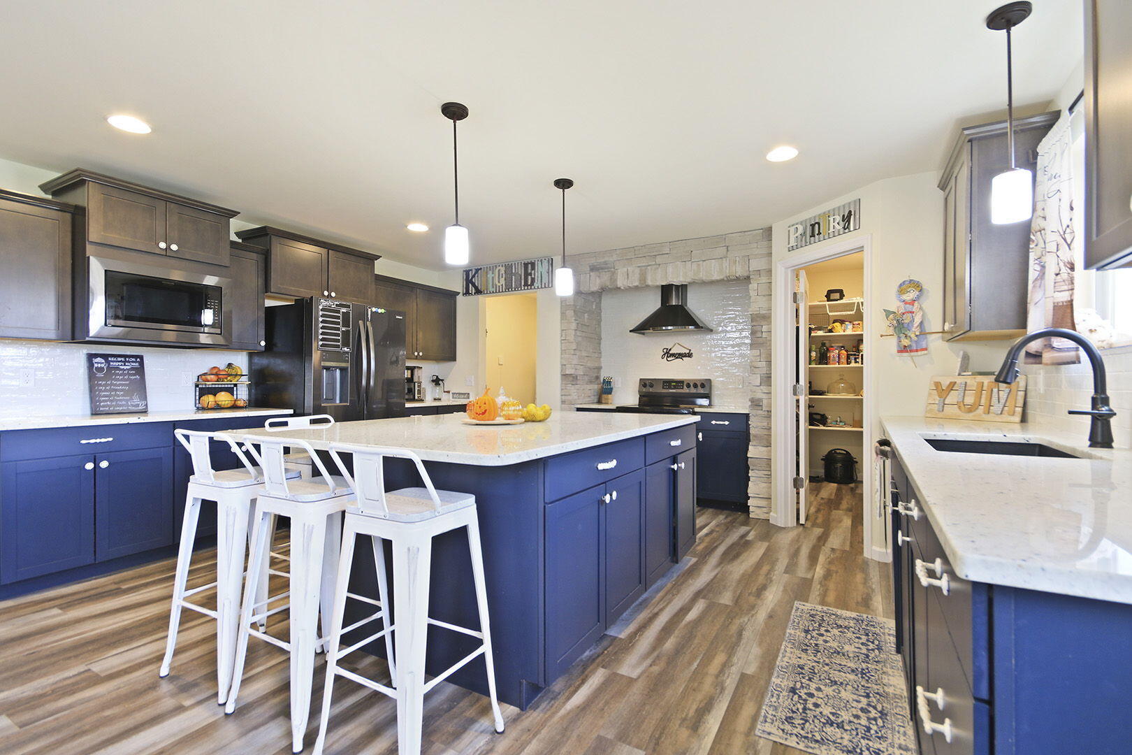 ASHLAND, Missouri, 65010, United States, 4 Bedrooms Bedrooms, ,3 BathroomsBathrooms,Residential,For Sale,1981891