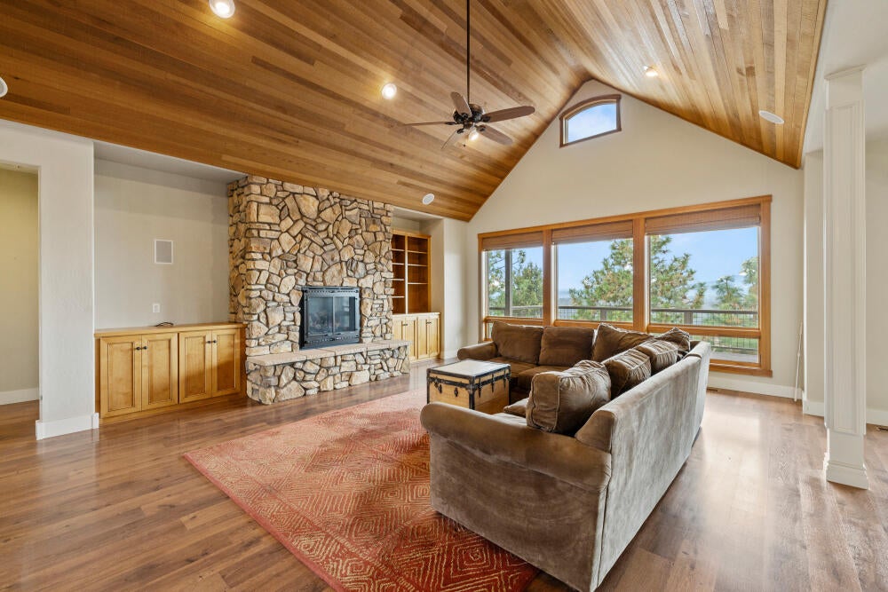 Klamath Falls, Oregon, 97601, United States, 4 Bedrooms Bedrooms, ,3 BathroomsBathrooms,Residential,For Sale,1987766