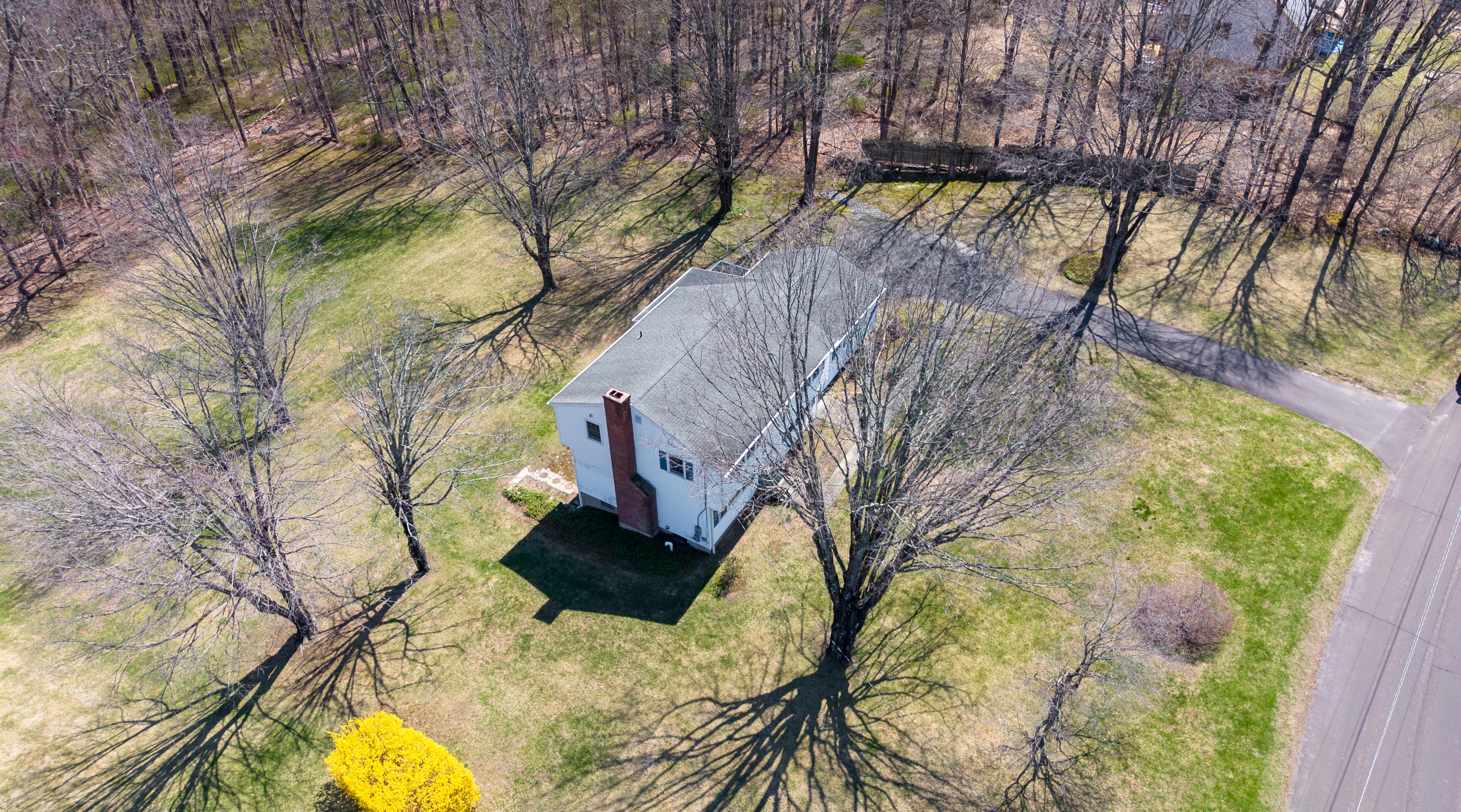  Well Built Colonial - 物件實景