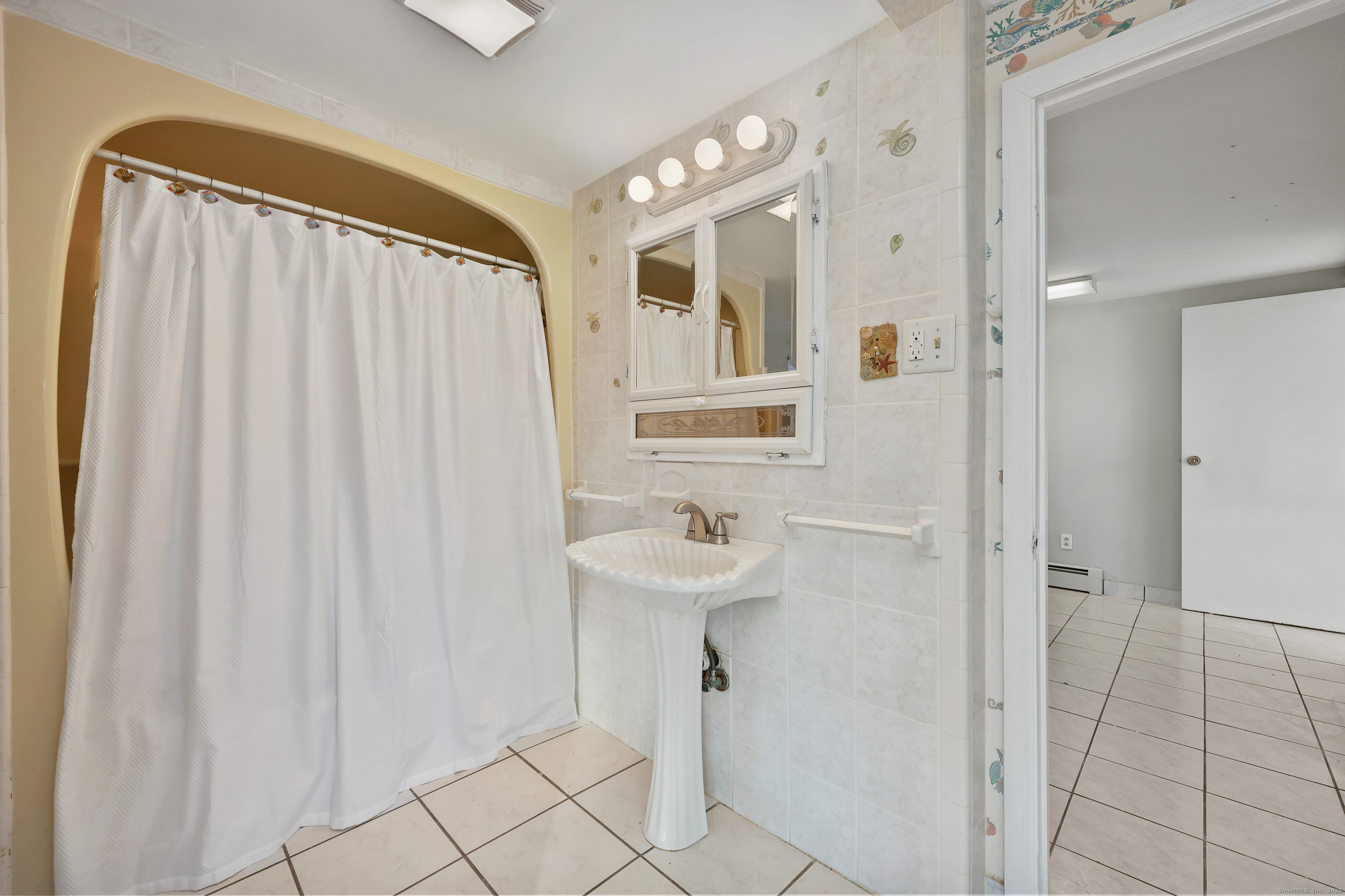 Stratford, Connecticut, 06615, United States, 4 Bedrooms Bedrooms, ,3 BathroomsBathrooms,Residential,For Sale,2003243