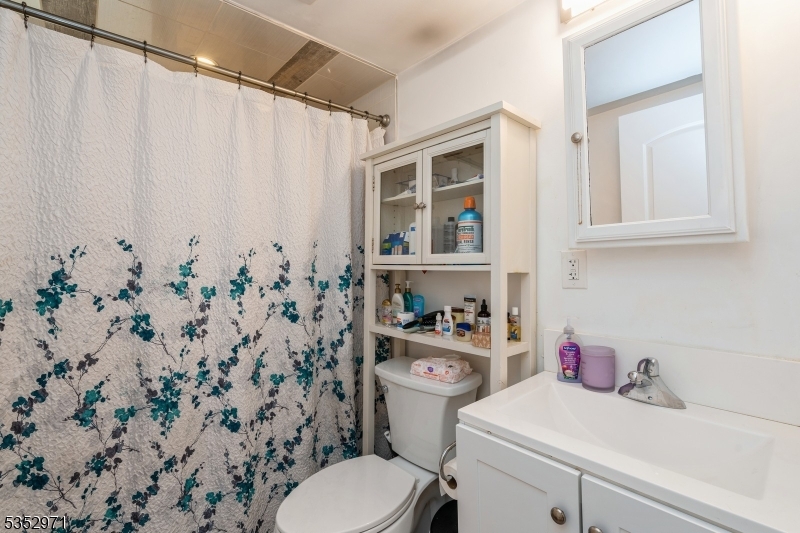 Ridgefield Boro, New Jersey, 07657, United States, 3 Bedrooms Bedrooms, ,2 BathroomsBathrooms,Residential,For Sale,1907428