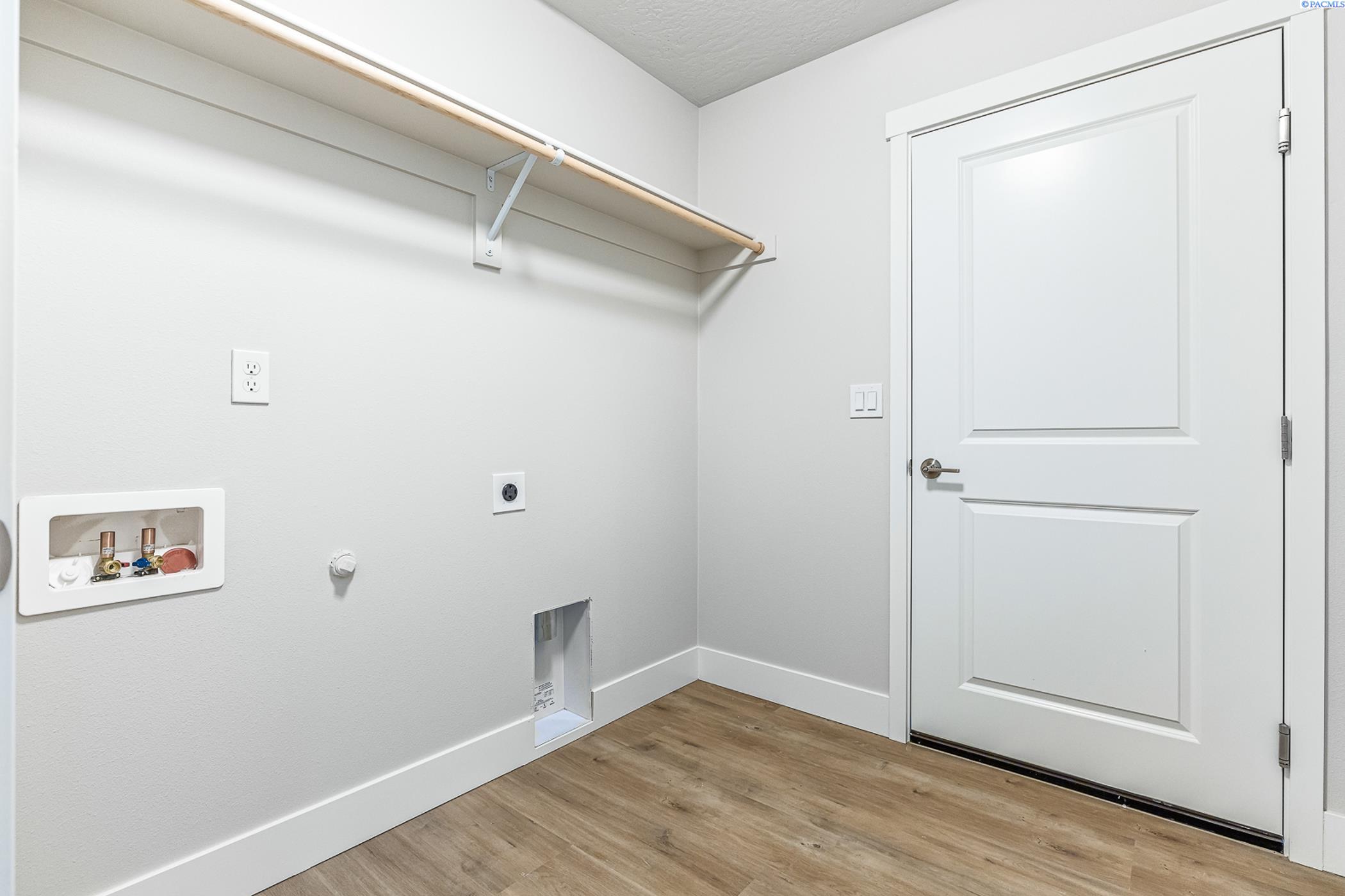 Kennewick, Washington, 99338, United States, 3 Bedrooms Bedrooms, ,1 BathroomBathrooms,Residential,For Sale,1803967
