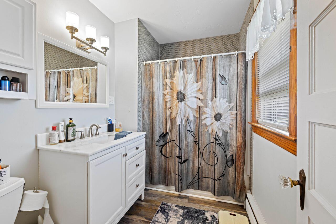 Standish, Maine, 04091, United States, ,3 BathroomsBathrooms,Residential,For Sale,1925622
