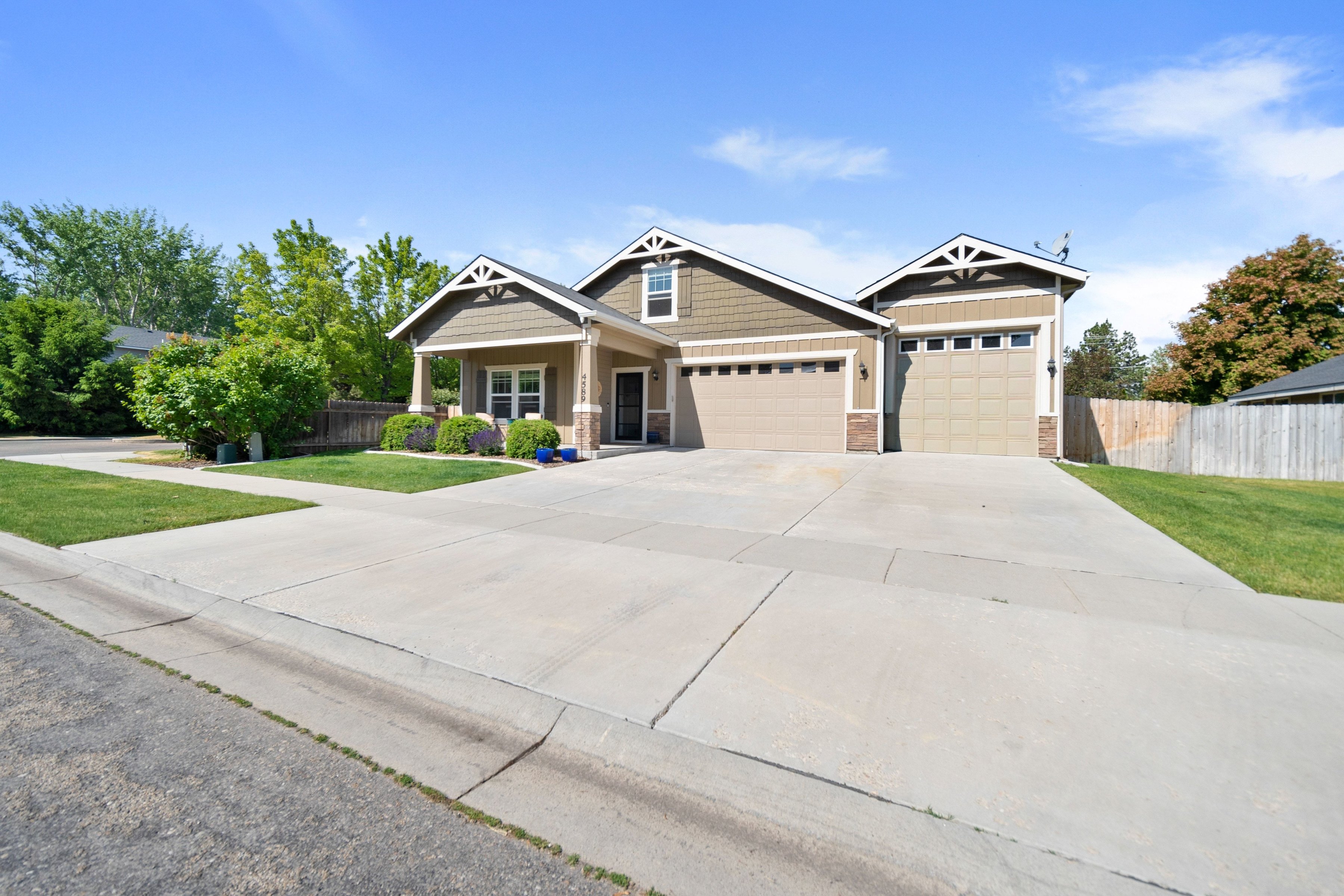  Single-Level Living with Bonus Room and 33’ RV Bay - 物件實景